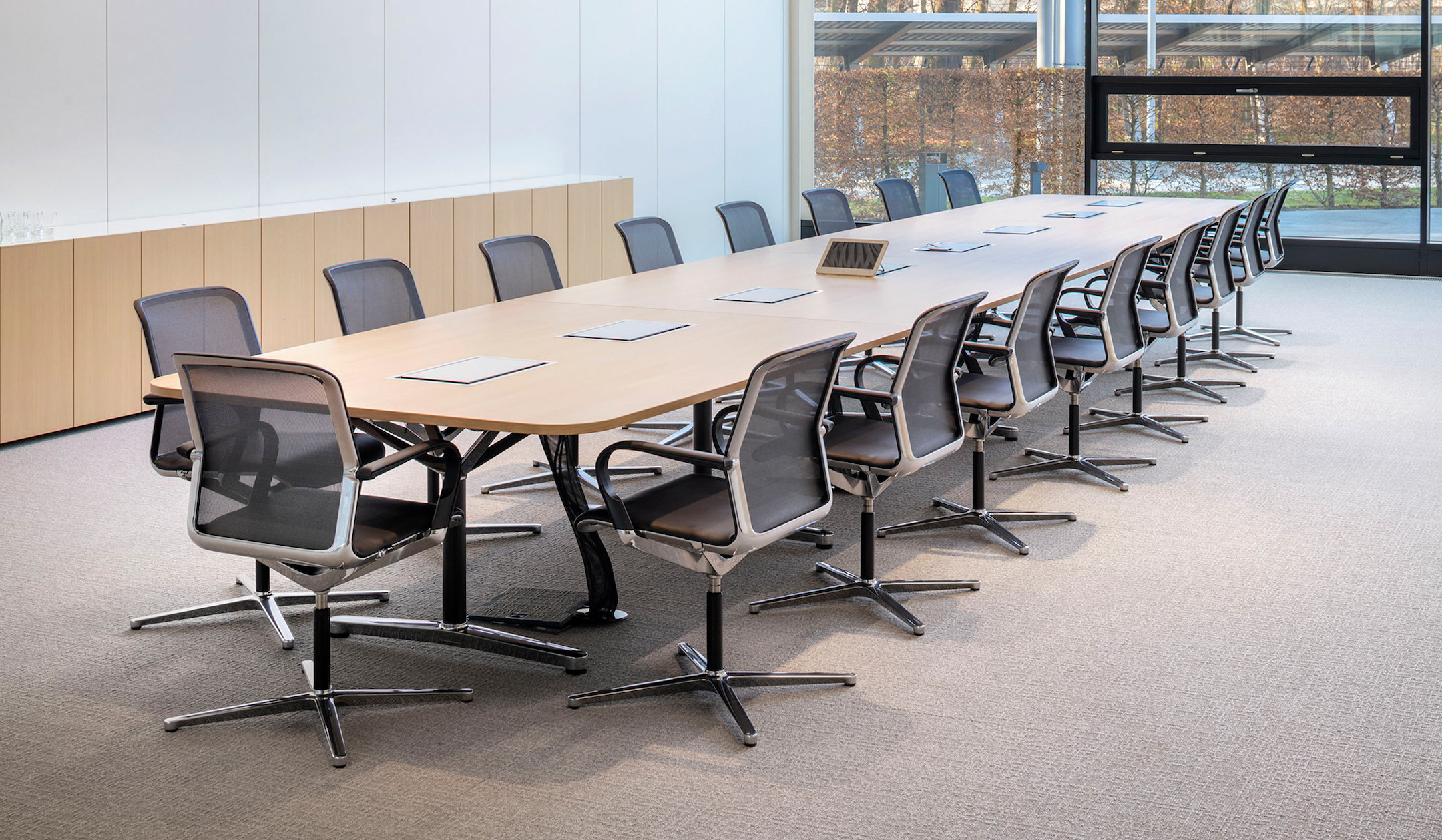 Bene-FILO-Table-ovaler-Besprechungstisch-mit-dreiteiliger-Tischplatte-fur-reprasentative-Entscheidungsgremien