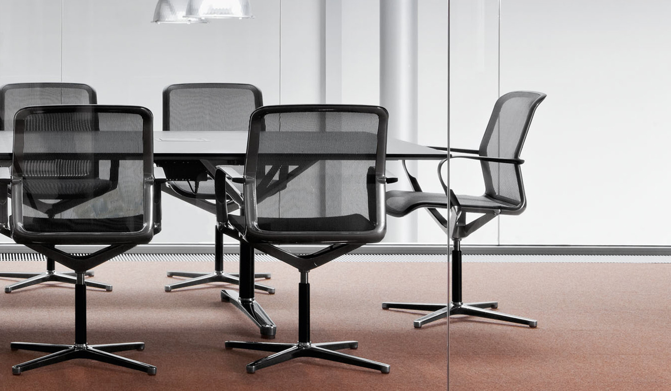 Bene-FILO-Table-rechteckiger-Besprechungstisch-mit-einteiliger-Tischplatte-fur-kompakte-Teams