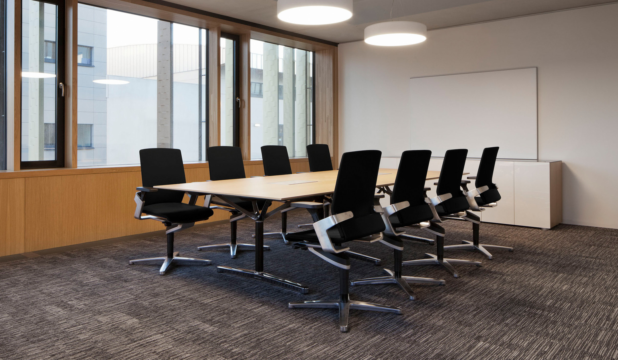 Bene-FILO-Table-rechteckiger-Besprechungstisch-mit-zweiteiliger-Tischplatte-fur-mittlere-Projektgruppen