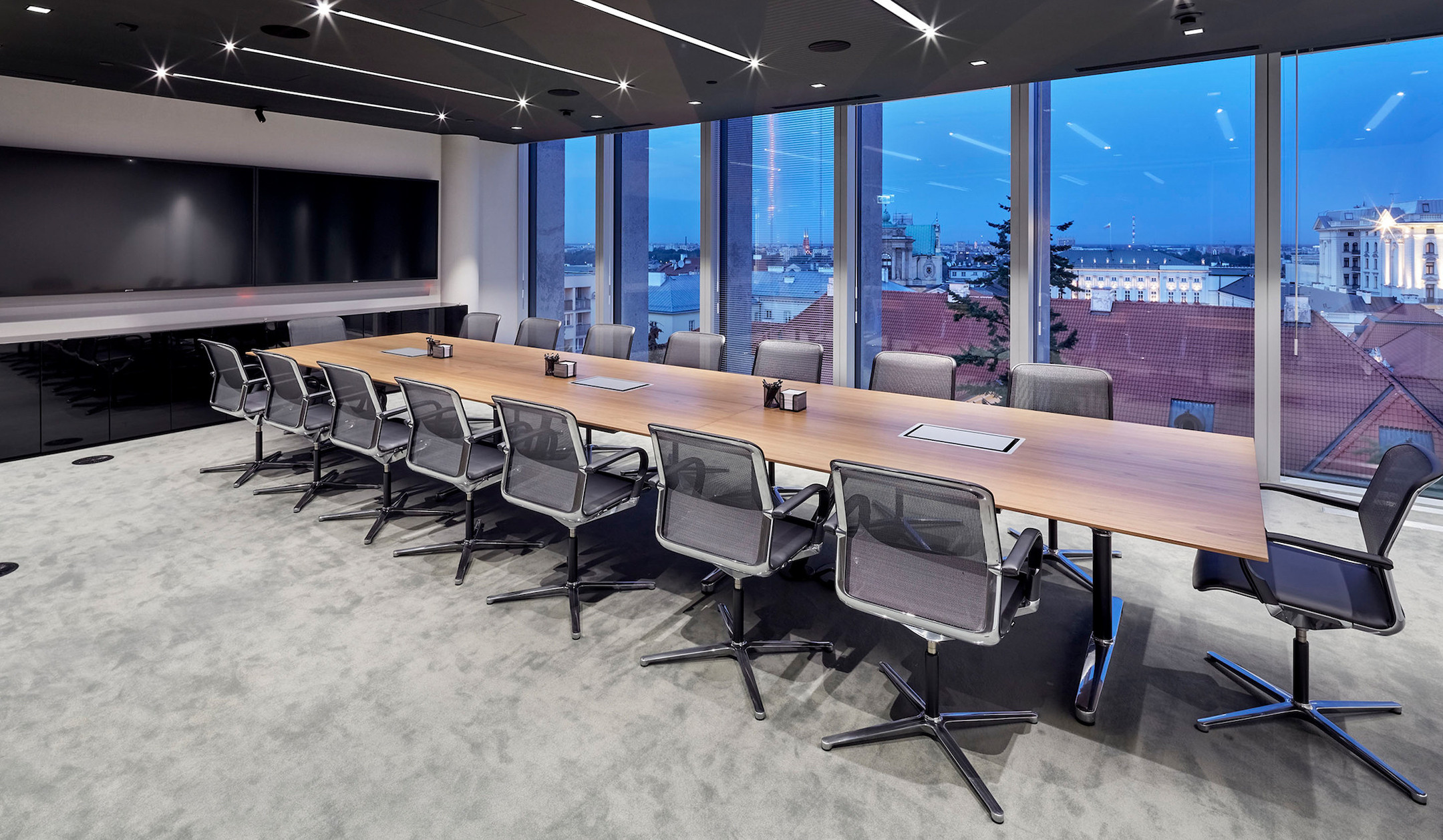 Bene-FILO-Table-rechteckiger-Besprechungstisch-mit-dreiteiliger-Tischplatte-fur-grosse-Konferenzrunden