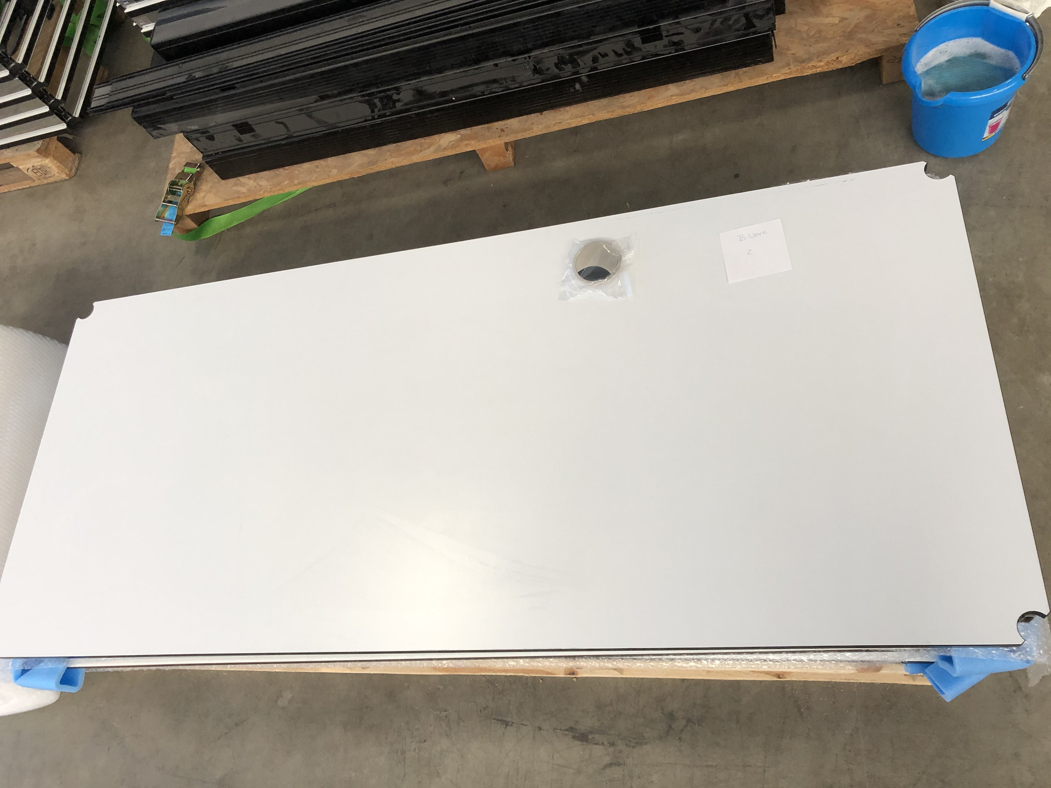 USM-Haller-Tisch-175x75-inkl-Kabelauslass-Demoware-in-gebrauchtem-Zustand-B2