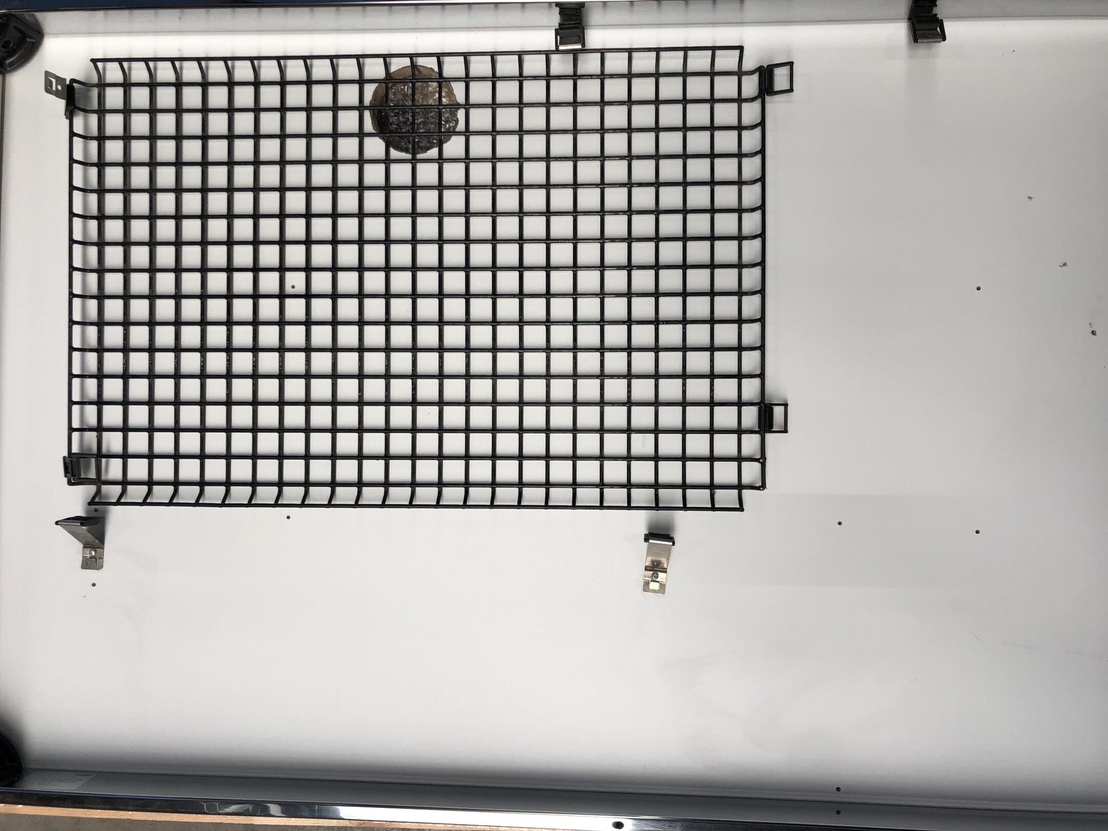 USM-Haller-Tisch-125x75-inkl-Kabelauslass-Gitter-Demoware-in-gebrauchtem-Zustand-B19