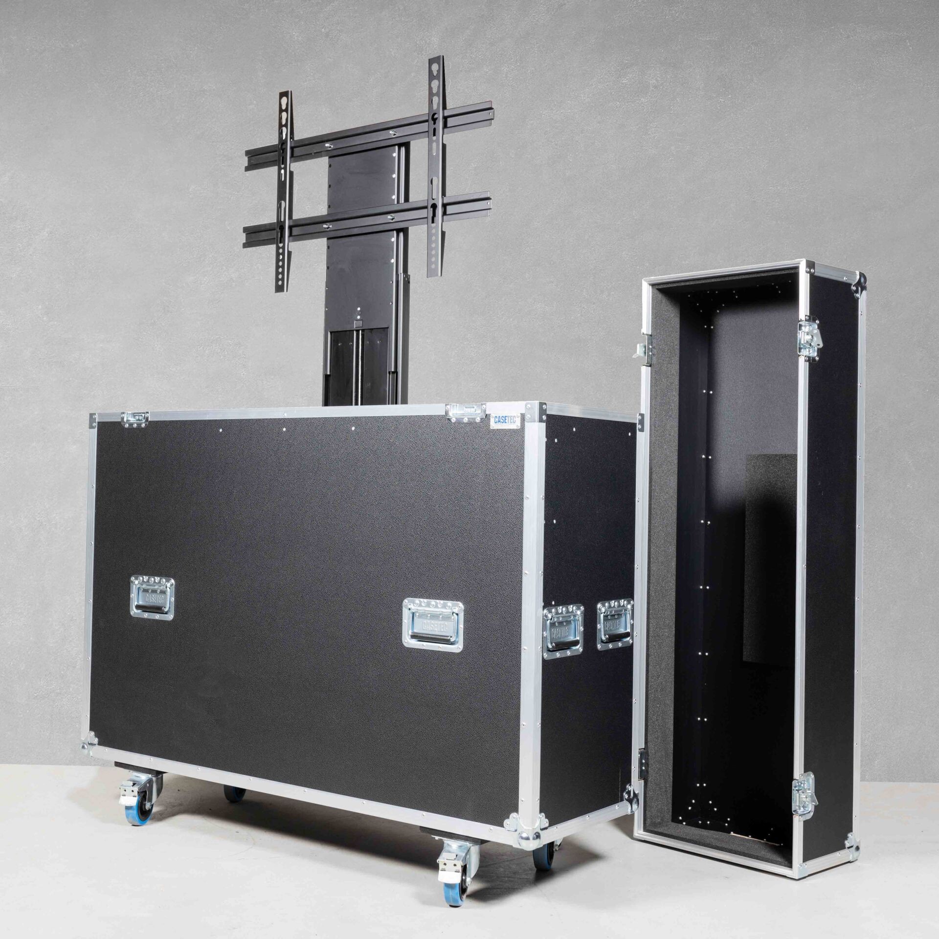 Casetec-flightcase-met-elektrische-lift-incl-displayhouder-voor-een-46-55-display-draagvermogen-60-kg