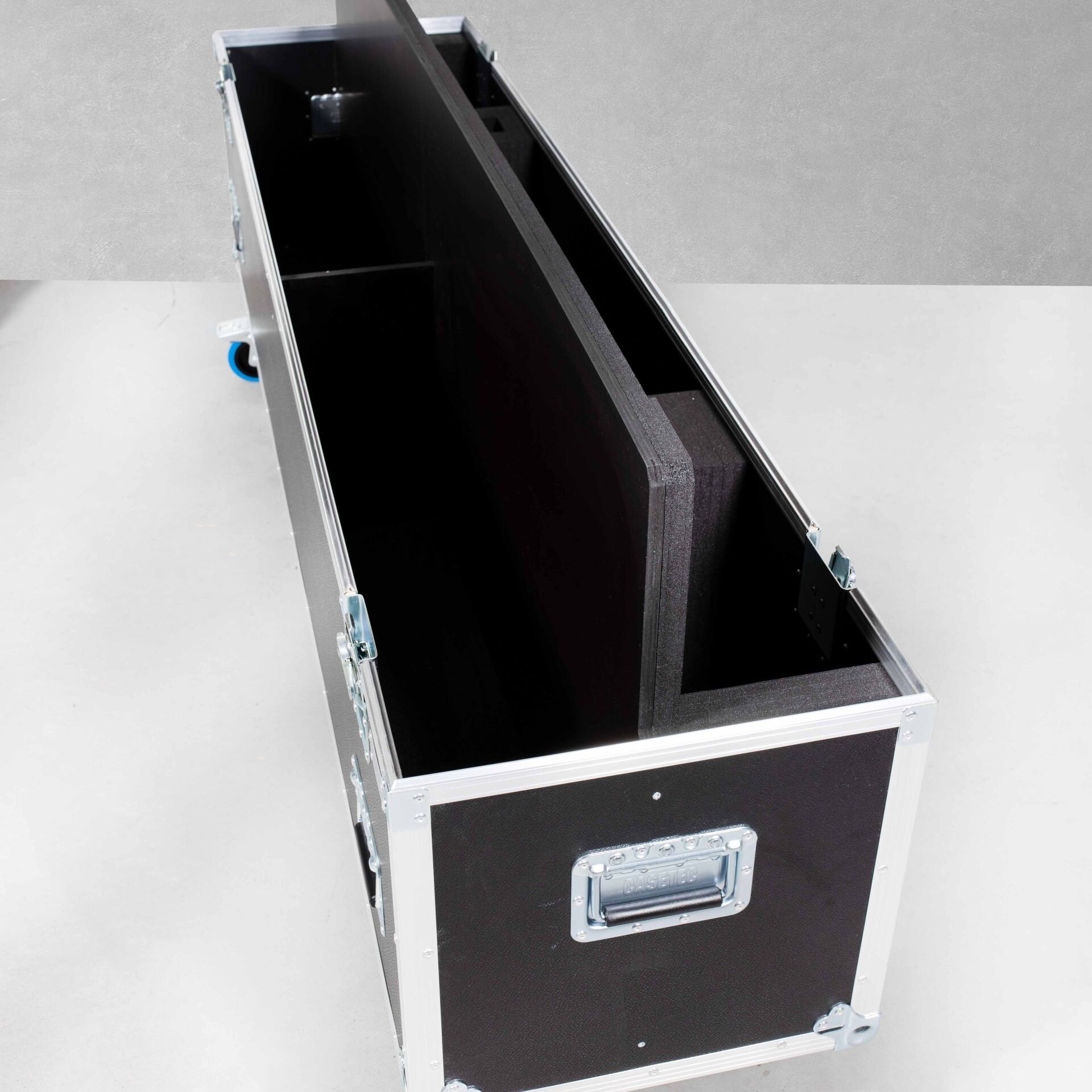 Casetec-flightcase-voor-een-75-inch-scherm