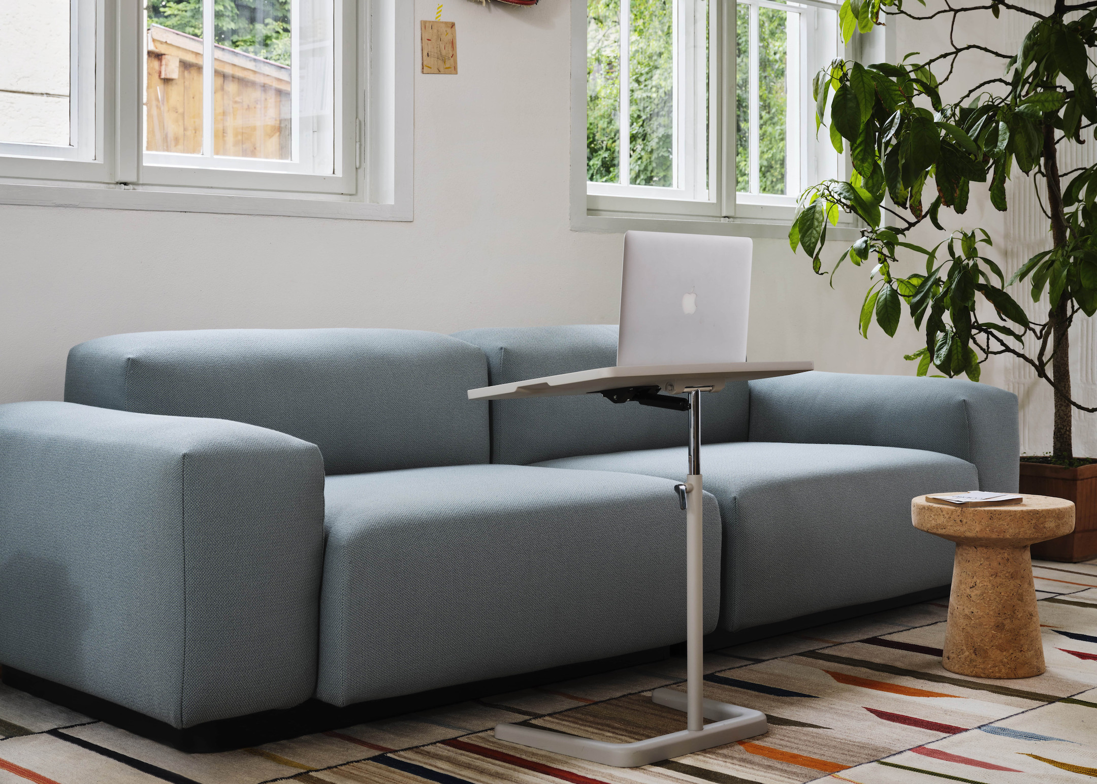 vitra-nestable-hoehenverstellbarer-beistelltisch-in-warmgrey