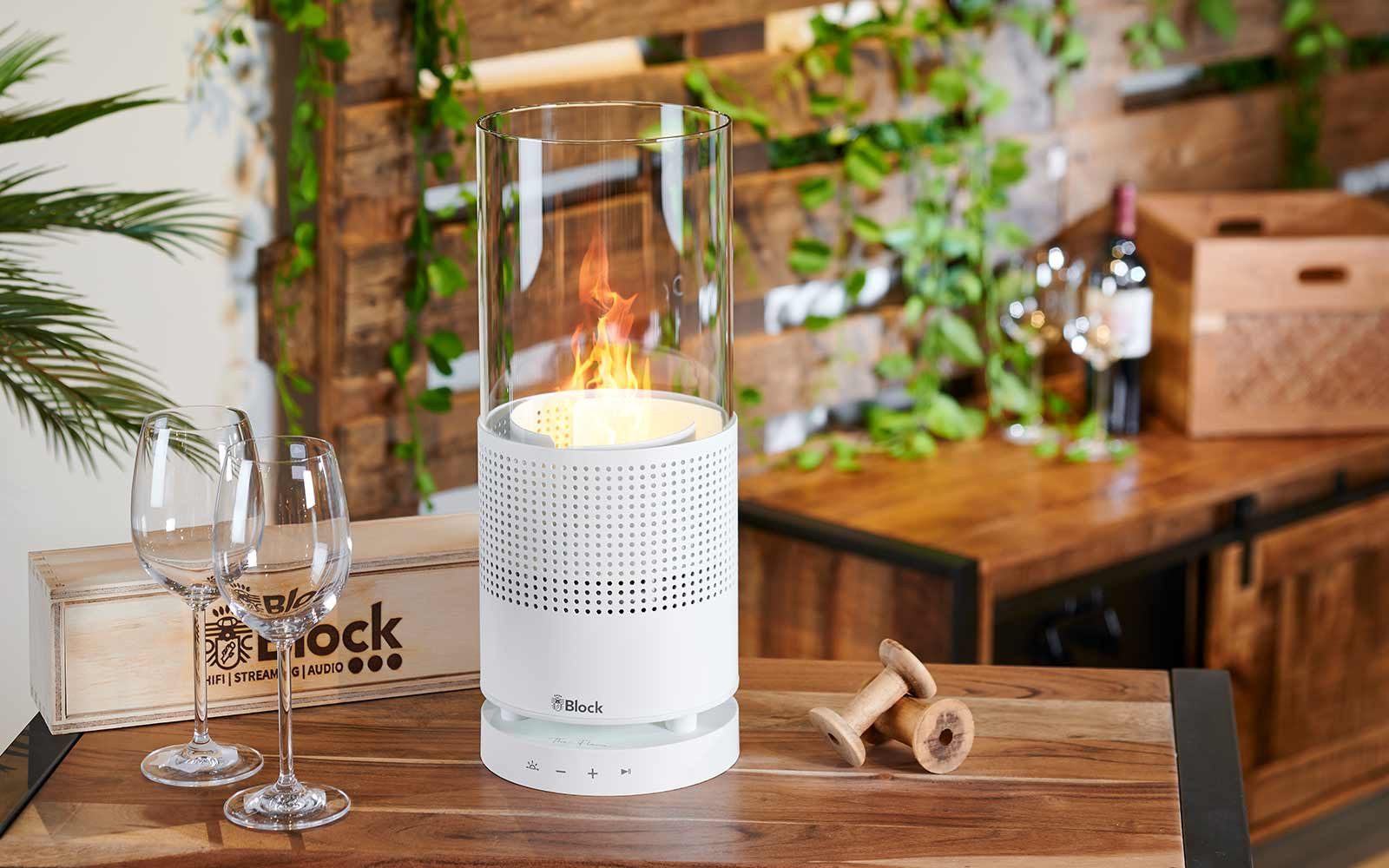 Block-The-Flame-draadloze-Bluetooth-luidspreker-met-tafellamp-voor-een-gezellige-sfeer-in-wit