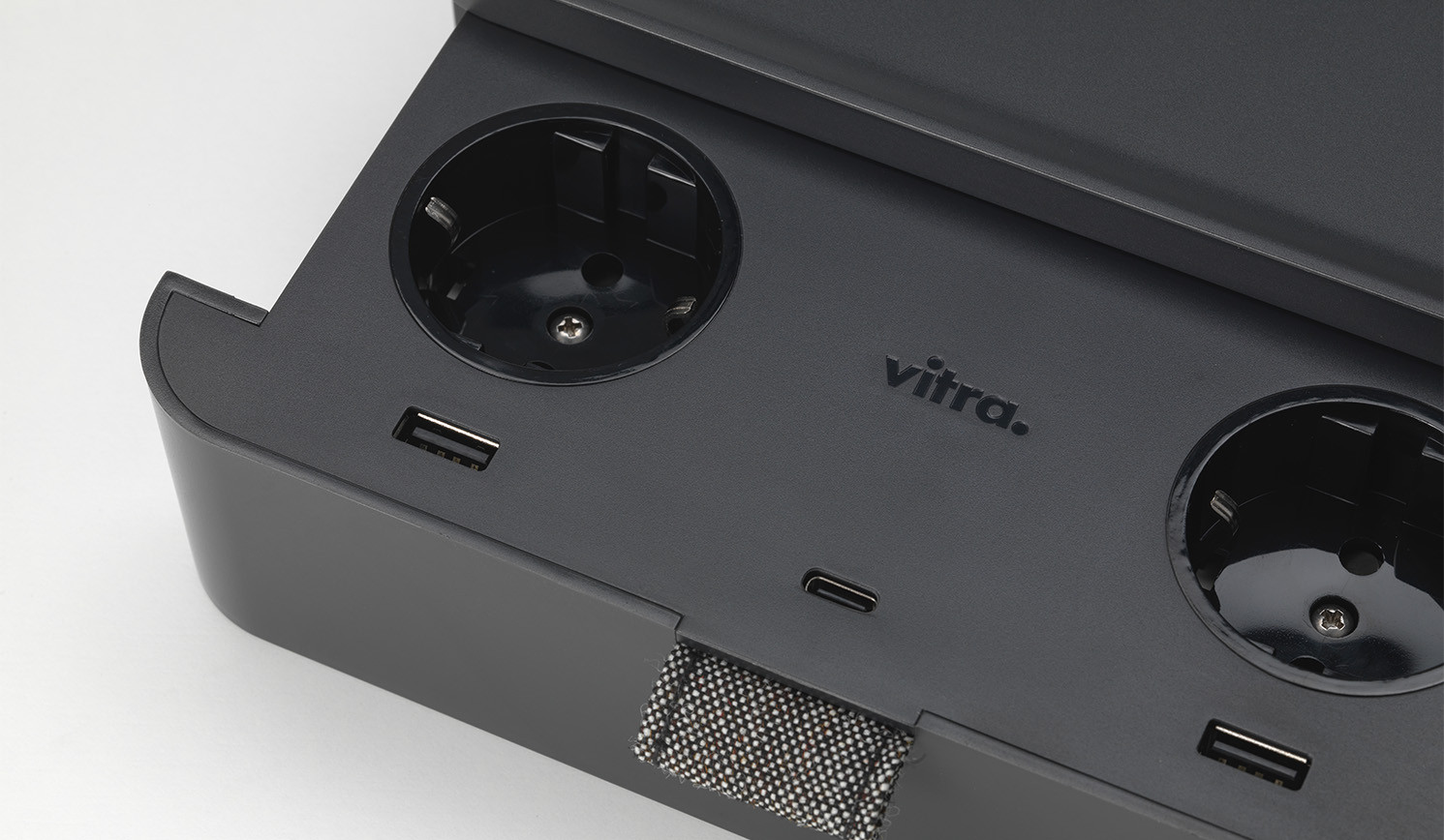 Vitra-Ampi-Stromanschlussbox-Elektrifizierung-am-Arbeitsplatz-in-basic-dark