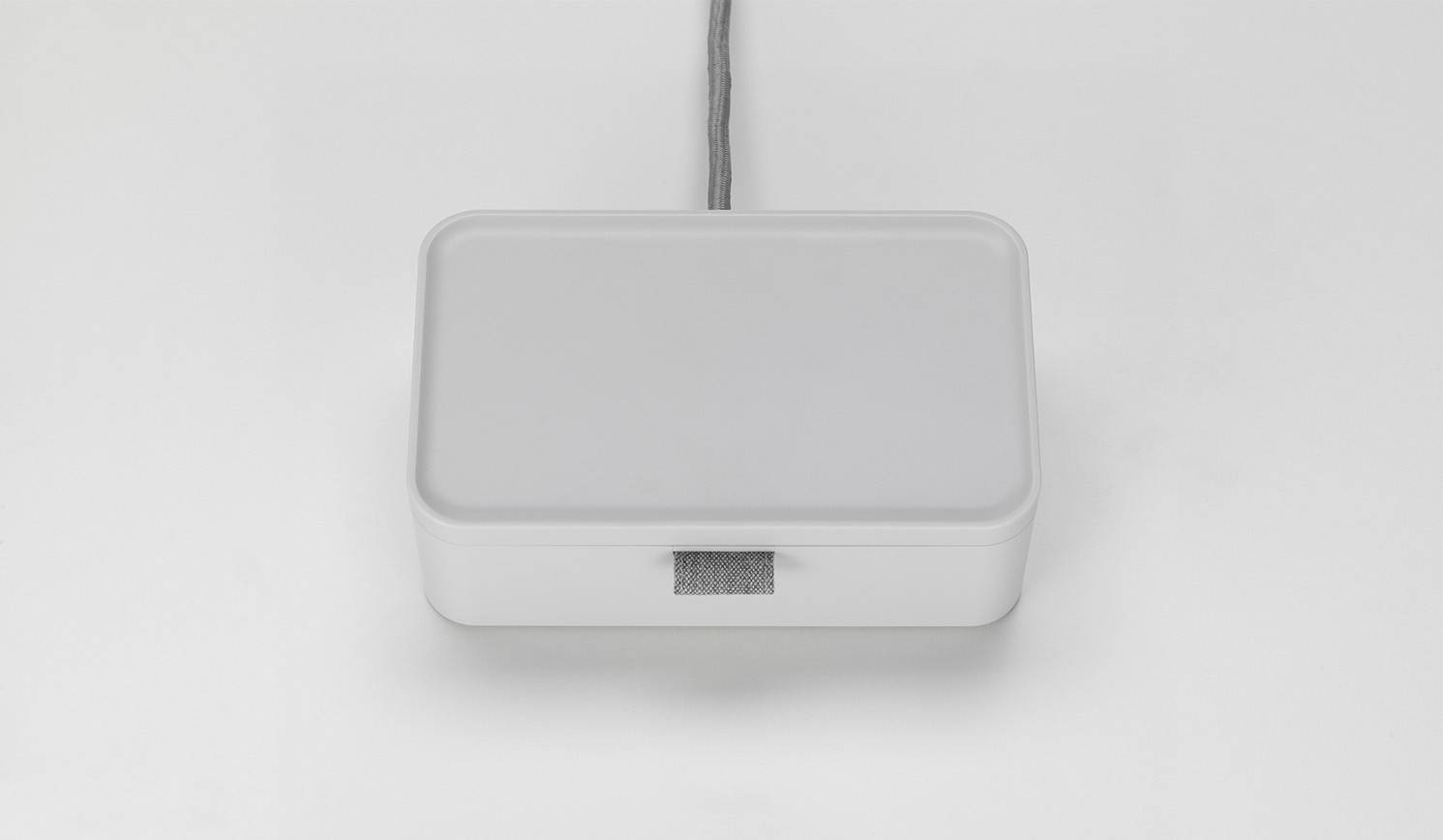 Vitra-Ampi-Stromanschlussbox-fur-die-Elektrifizierung-des-Arbeitsplatzes-in-soft-grey