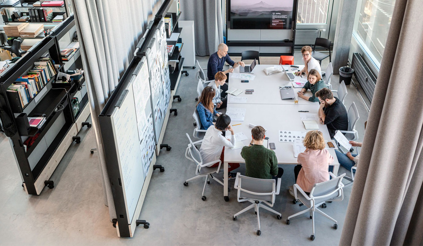 Vitra-Dancing-Wall-mobile-Trennwand-Medienmobel-Whiteboard-Regal-und-Garderobe