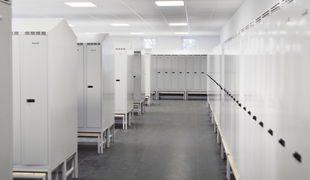 rotstahl-Kleiderspind-mit-Gummipuffern-fur-Buros-oder-Schulungszentren