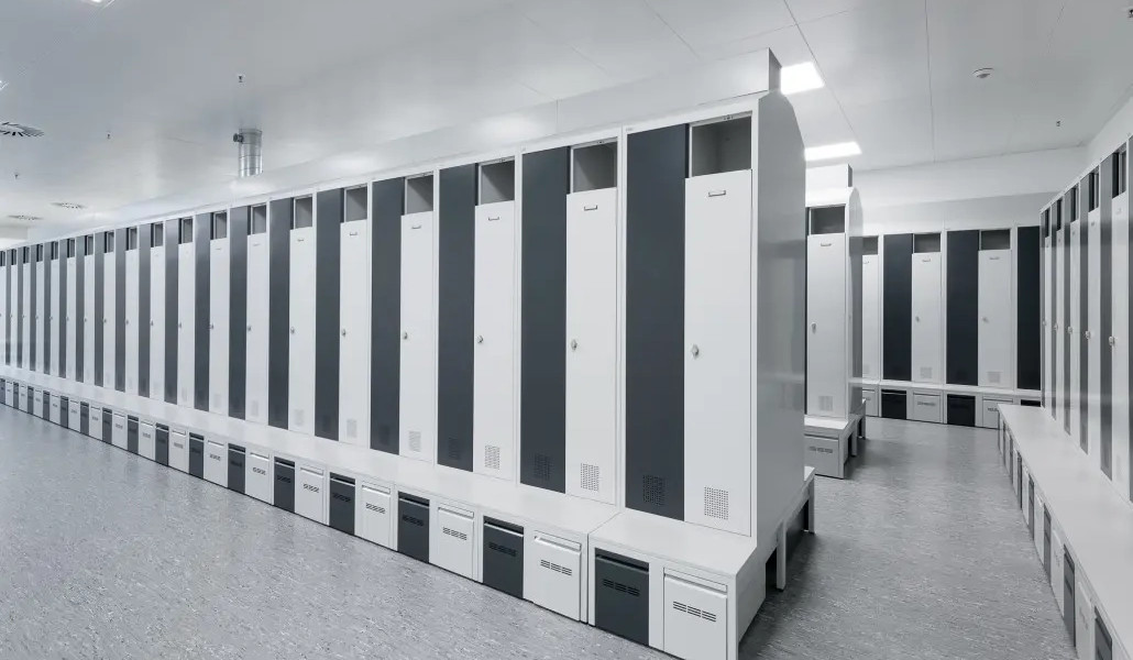 rotstahl-Doppelspind-aus-Stahl-fur-gesetzeskonforme-Schwarz-Weiss-Trennung-in-Umkleidebereichen