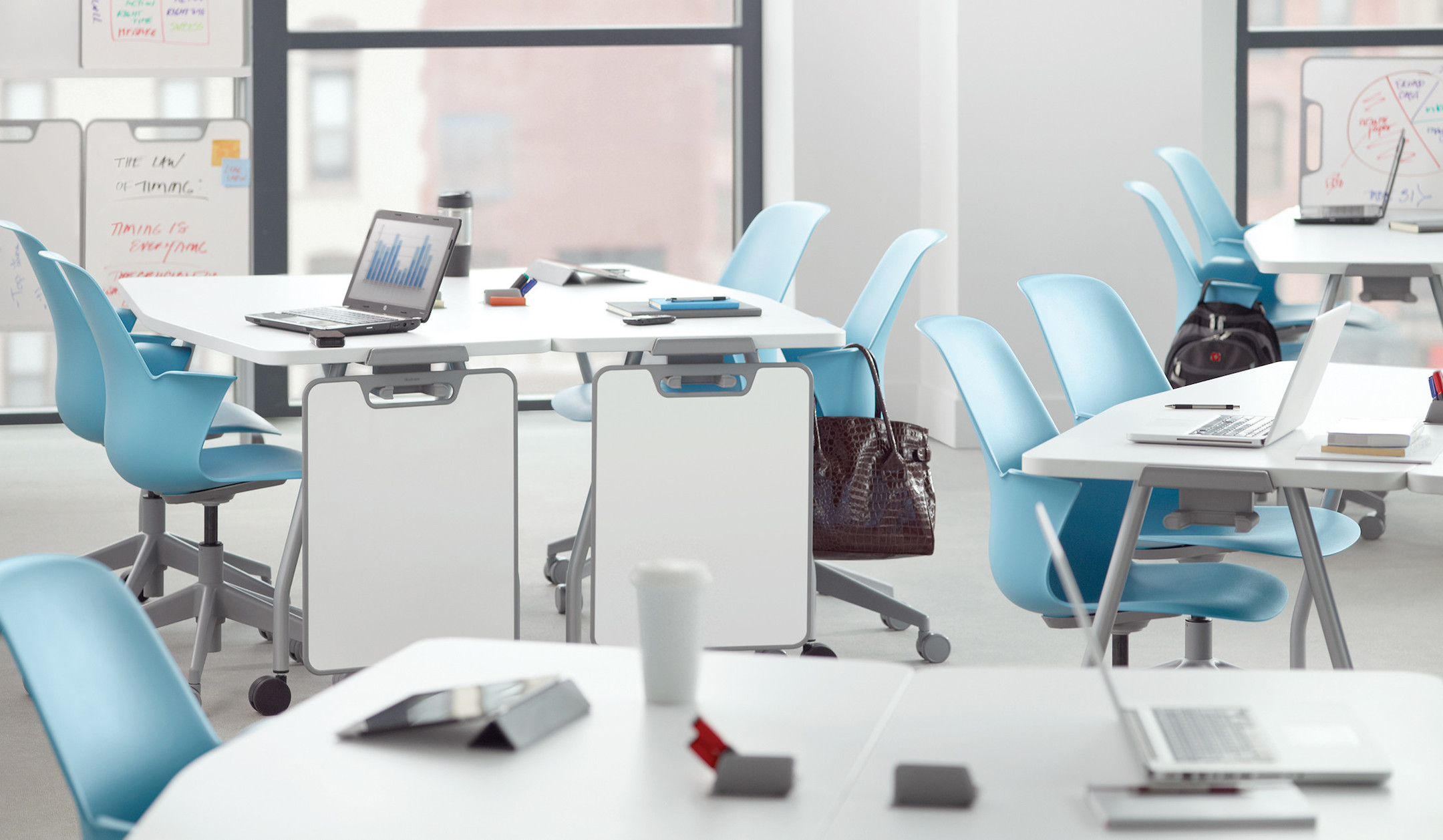 Steelcase-Verb-mobiler-Studenten-Tisch-in-Chevron-Form-fur-aktives-Lernen-und-Gruppenarbeit