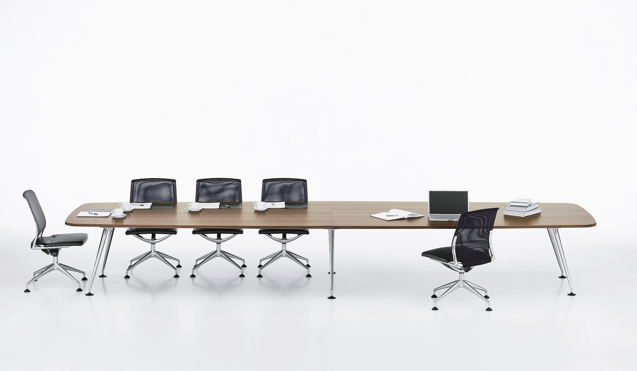 Vitra-MedaMorph-Konferenztisch-in-Bootsform-mit-intelligenter-Elektrifizierung-fur-effiziente-Meetings