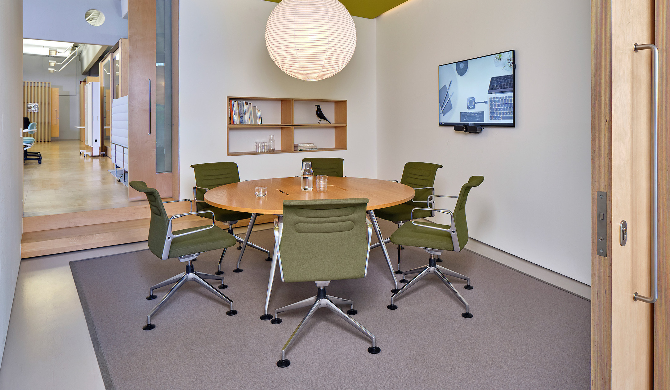 Vitra-MedaMorph-Konferenztisch-rund-mit-Beinfreiheit-fur-agile-Meetings