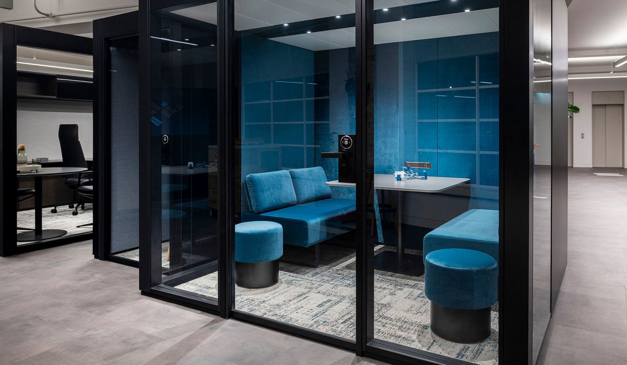 Bene-PARCS-Pop-Up-Stool-mit-einer-Vielfalt-an-Stoffbezugen-fur-den-flexiblen-Einsatz-im-Open-Office