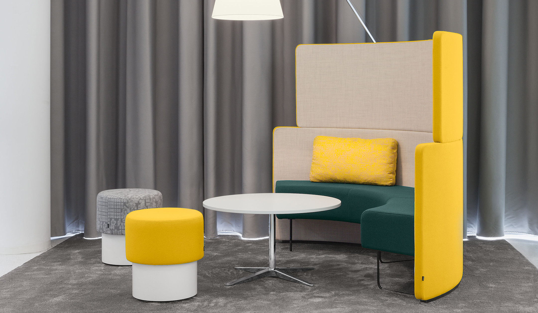 Bene-PARCS-Toguna-Circle-Small-Sofa-mit-raumstrukturierender-Soft-Wall