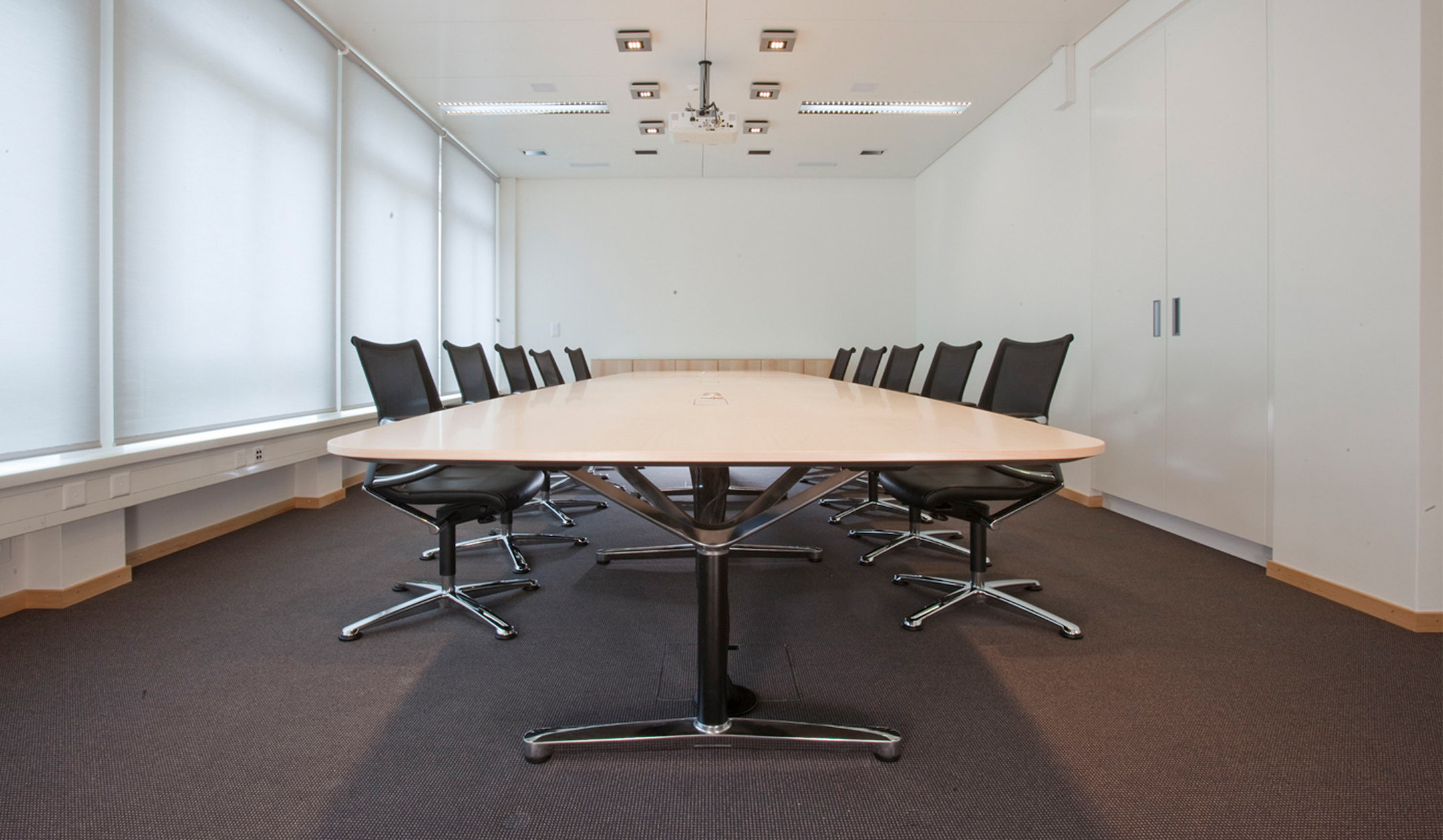 Bene-FILO-Table-ovaler-Besprechungstisch-mit-zweiteiliger-Tischplatte-fur-kollaborative-Workshops