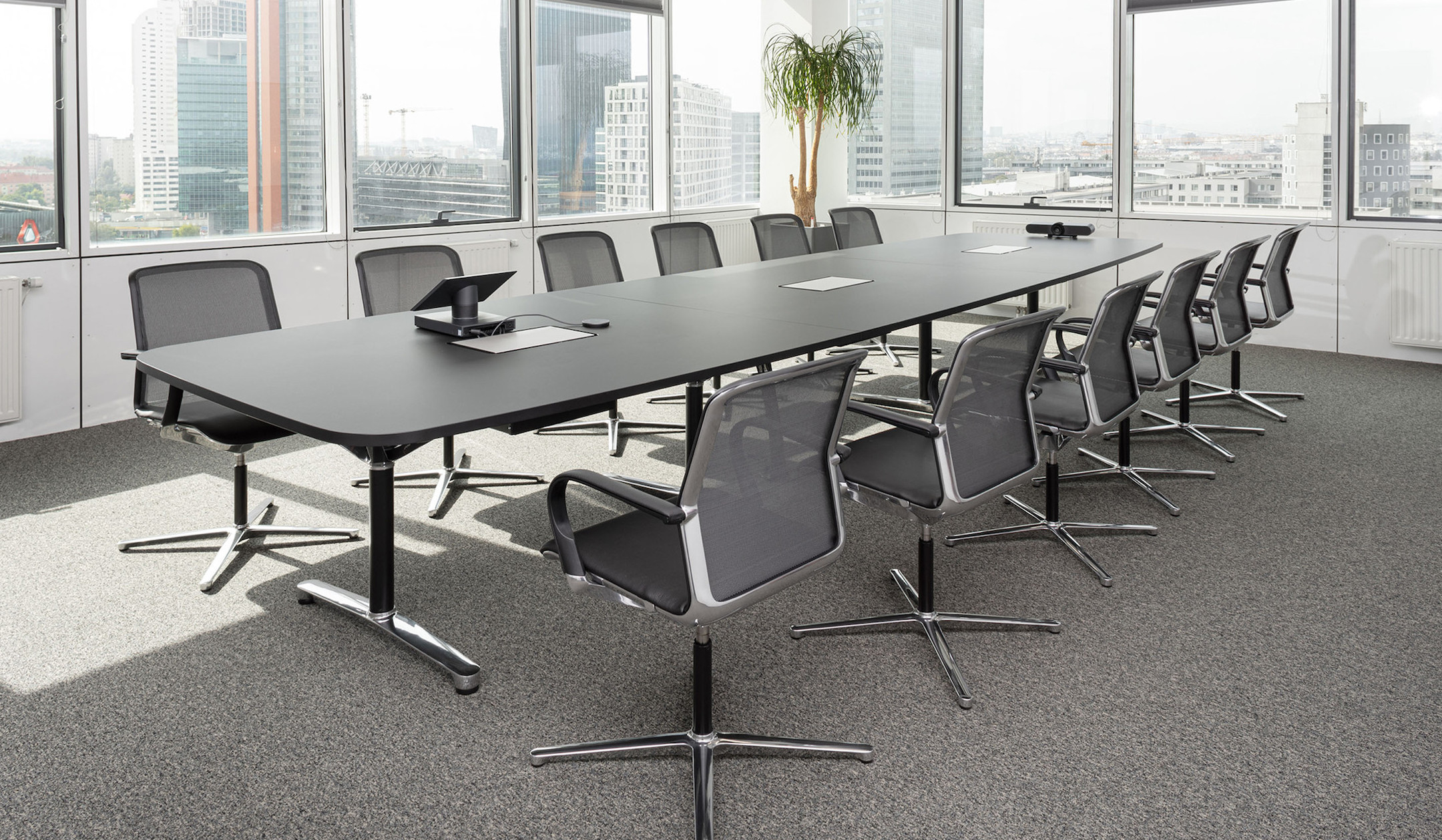 Bene-FILO-Table-ovaler-Besprechungstisch-mit-dreiteiliger-Tischplatte-fur-reprasentative-Entscheidungsgremien