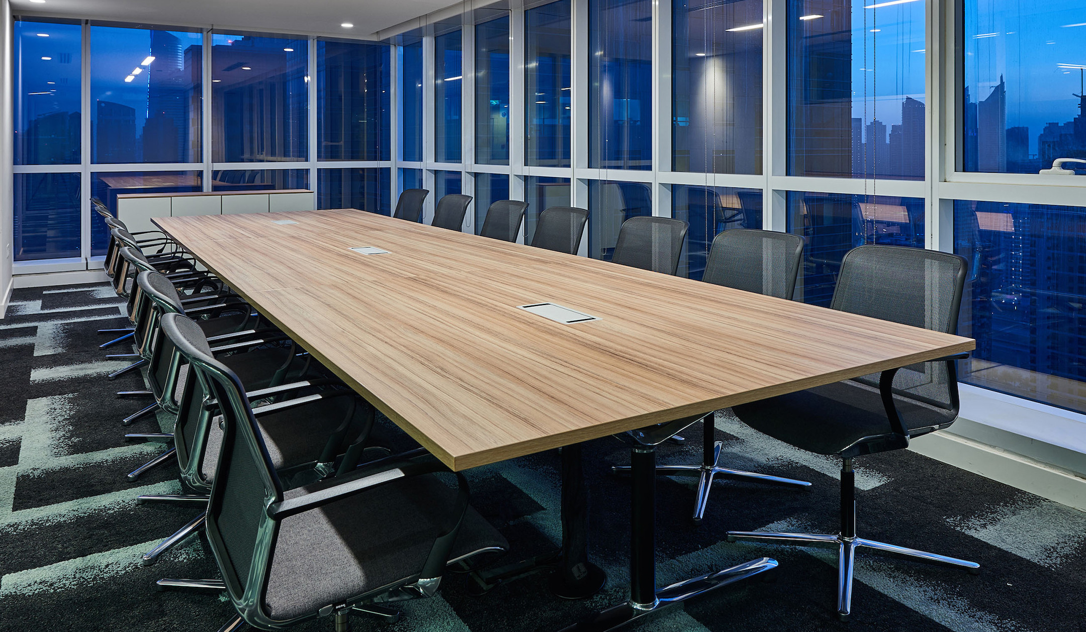 Bene-FILO-Table-rechteckiger-Besprechungstisch-mit-dreiteiliger-Tischplatte-fur-grosse-Konferenzrunden
