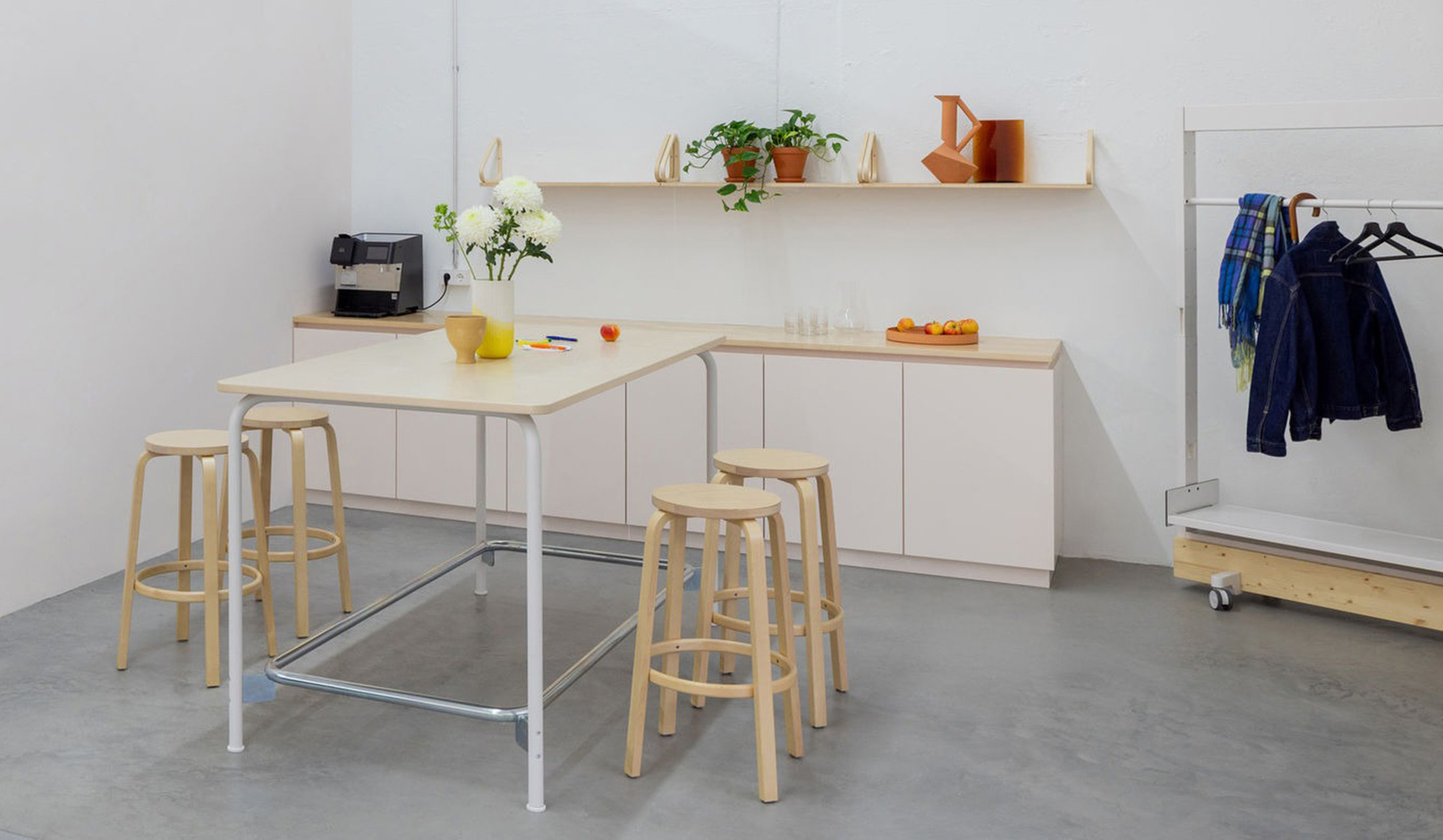 Vitra-Scout-Meet-Konferenz-und-Besprechungstisch-fur-umfangreiche-Meetings