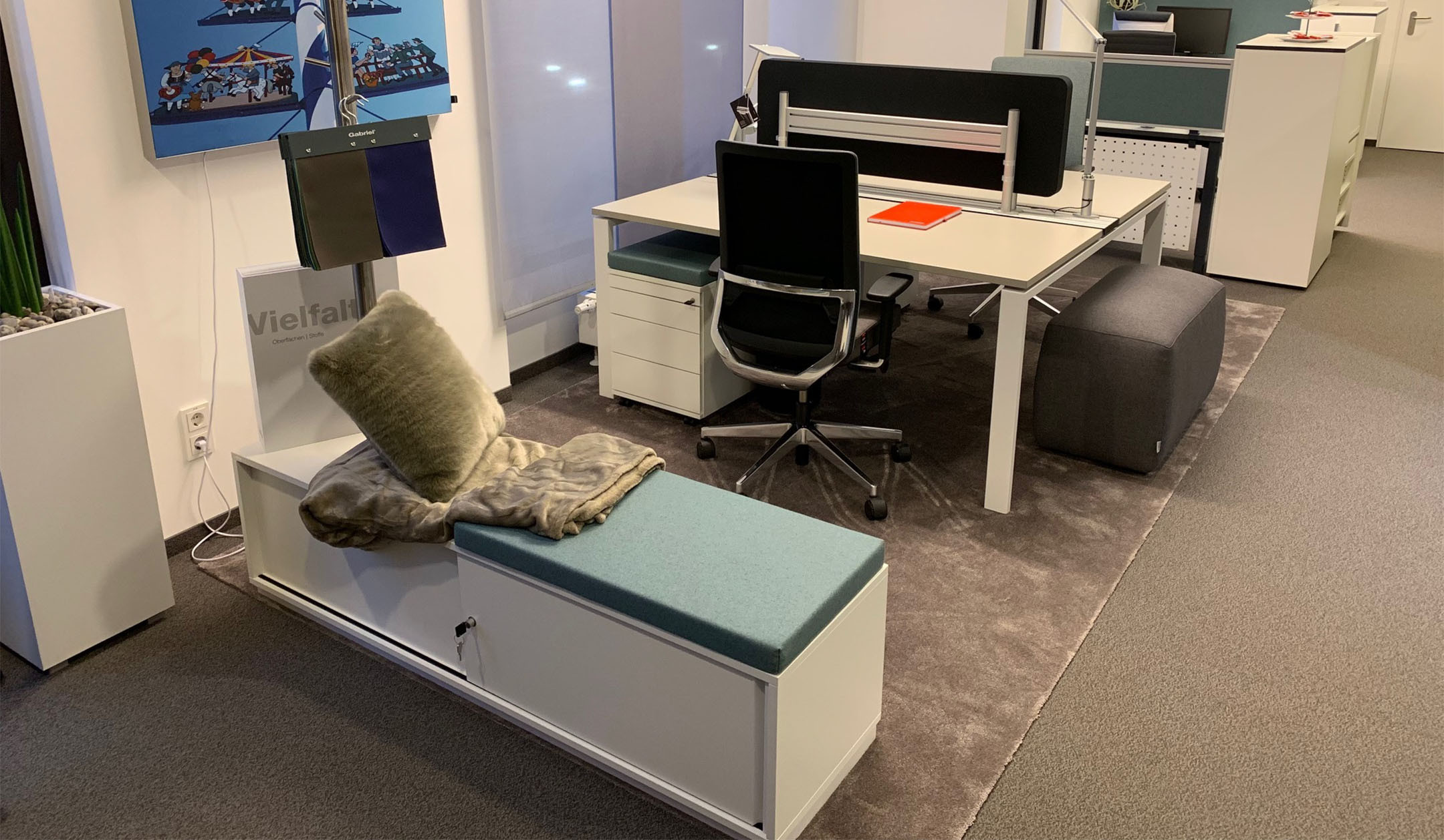 ASSMANN-Syneo-Part-Schiebeturenschrank-mit-Garderobenelement-und-gepolsterter-Sitzflache-fur-moderne-Workspaces
