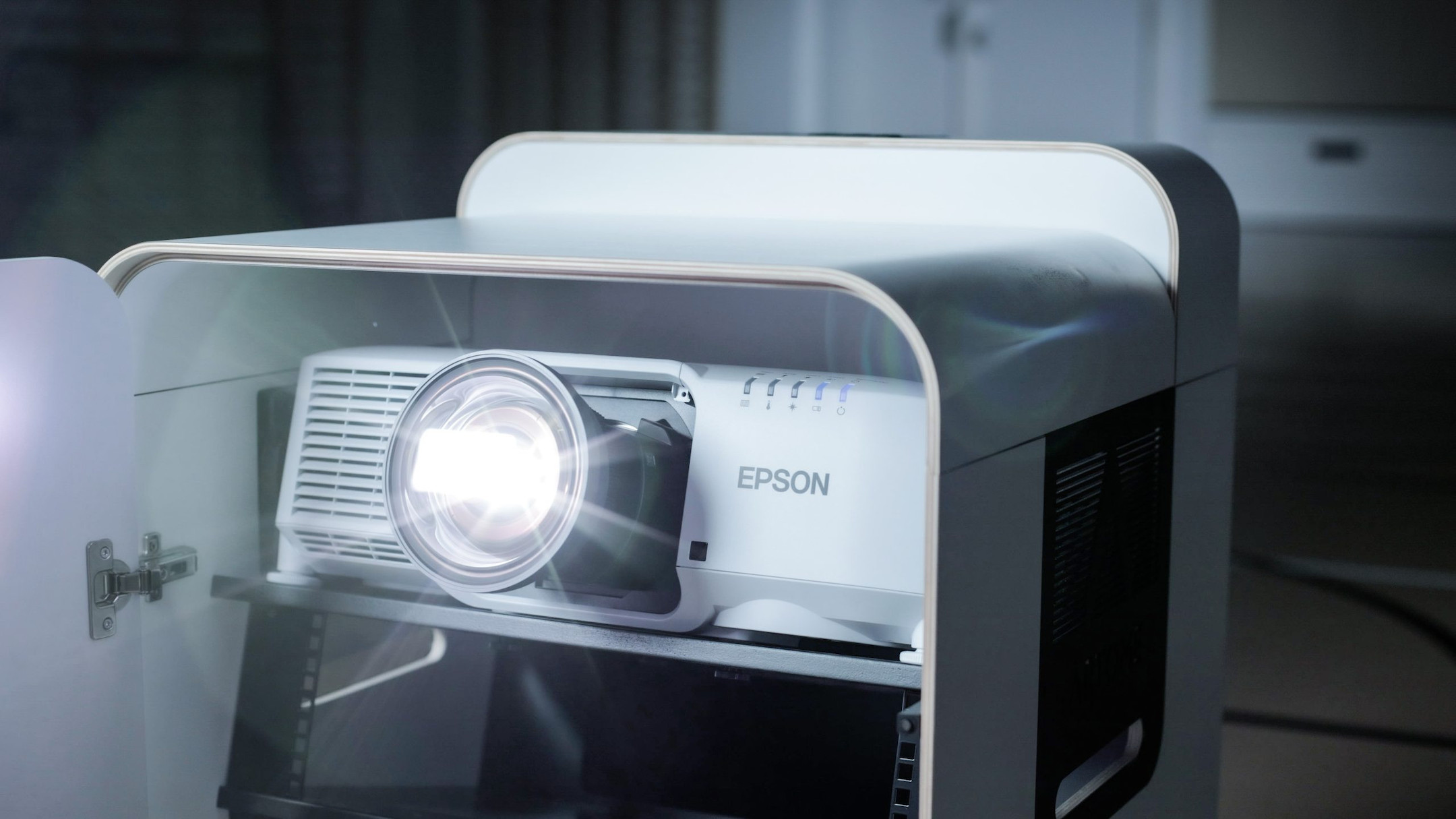 Artome-X20-alles-in-een-oplossing-met-Epson-EB-PU1008-projector-voor-feestzalen-en-evenementen