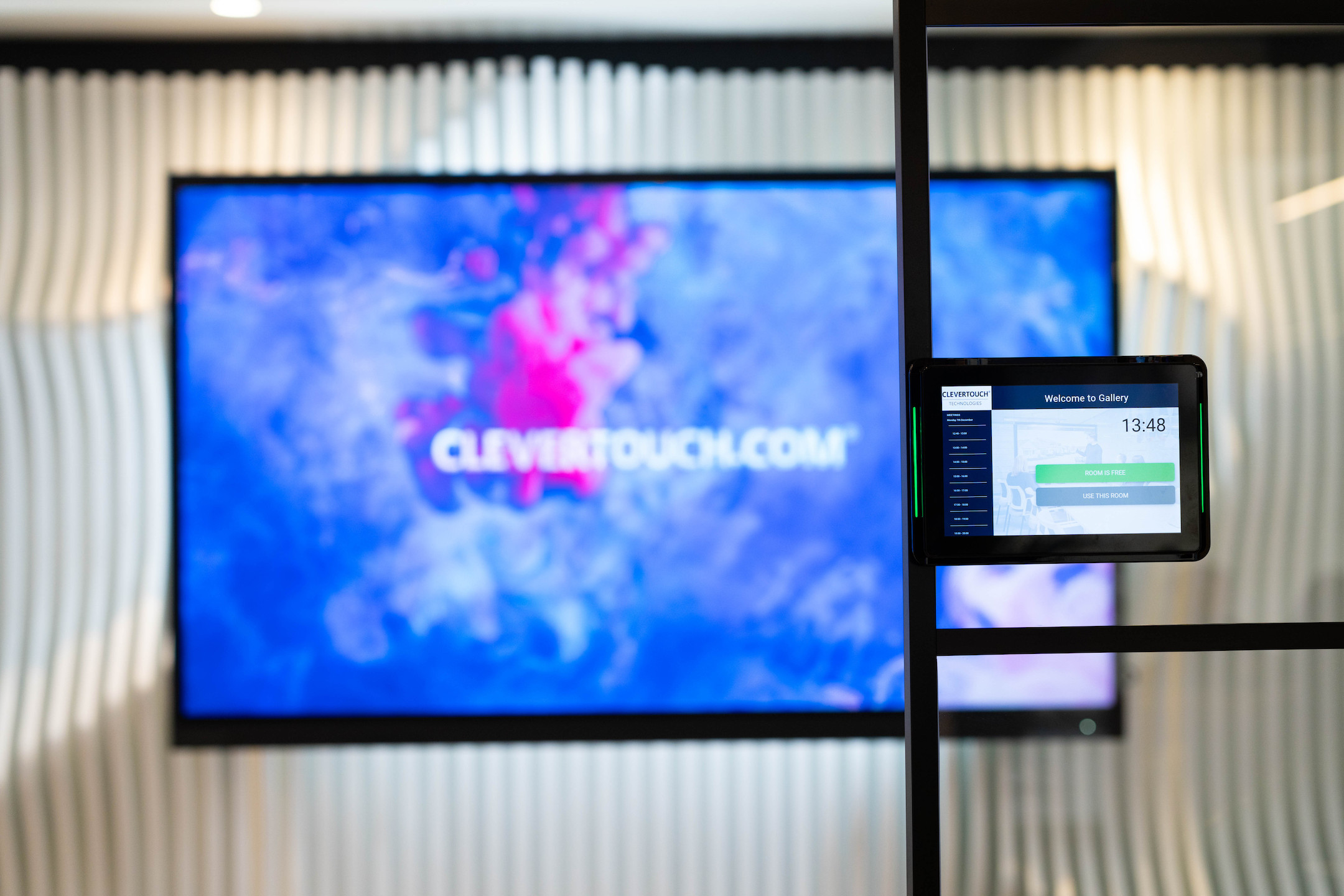 Clevertouch-10-LiveRooms-Raumbuchungssystem-mit-Touchscreen