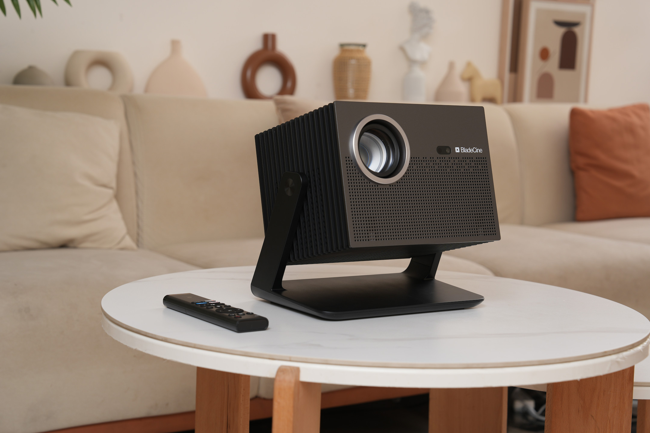 BladeCine-Cube-600-Full-HD-beamer-grijs