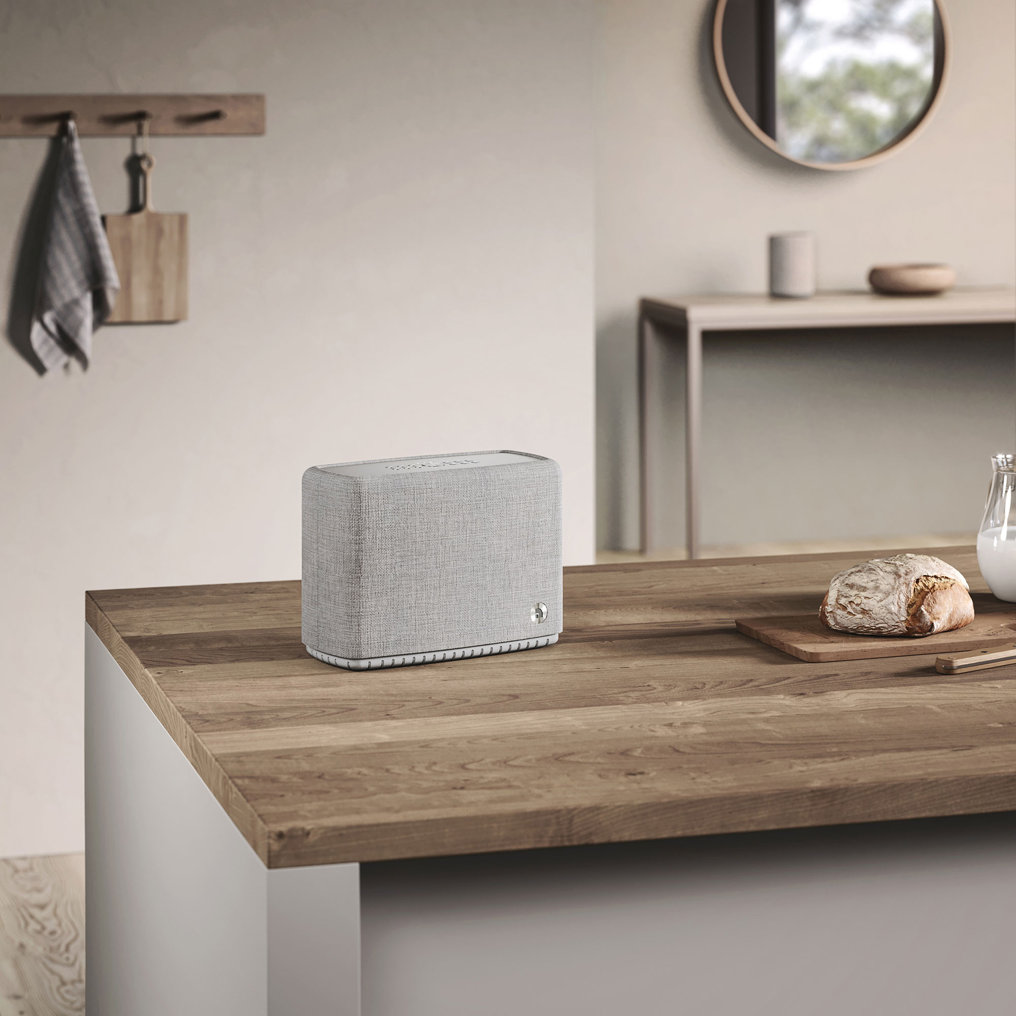 Audio-Pro-A15-W-portabler-spritzwasserfester-Multiroom-Lautsprecher-in-Hellgrau