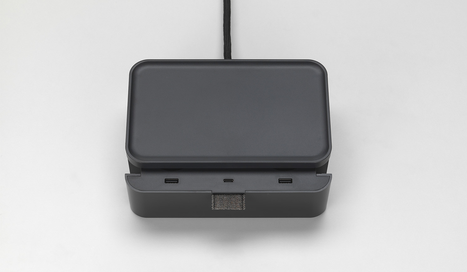 Vitra-Ampi-Stromanschlussbox-Elektrifizierung-am-Arbeitsplatz-in-basic-dark