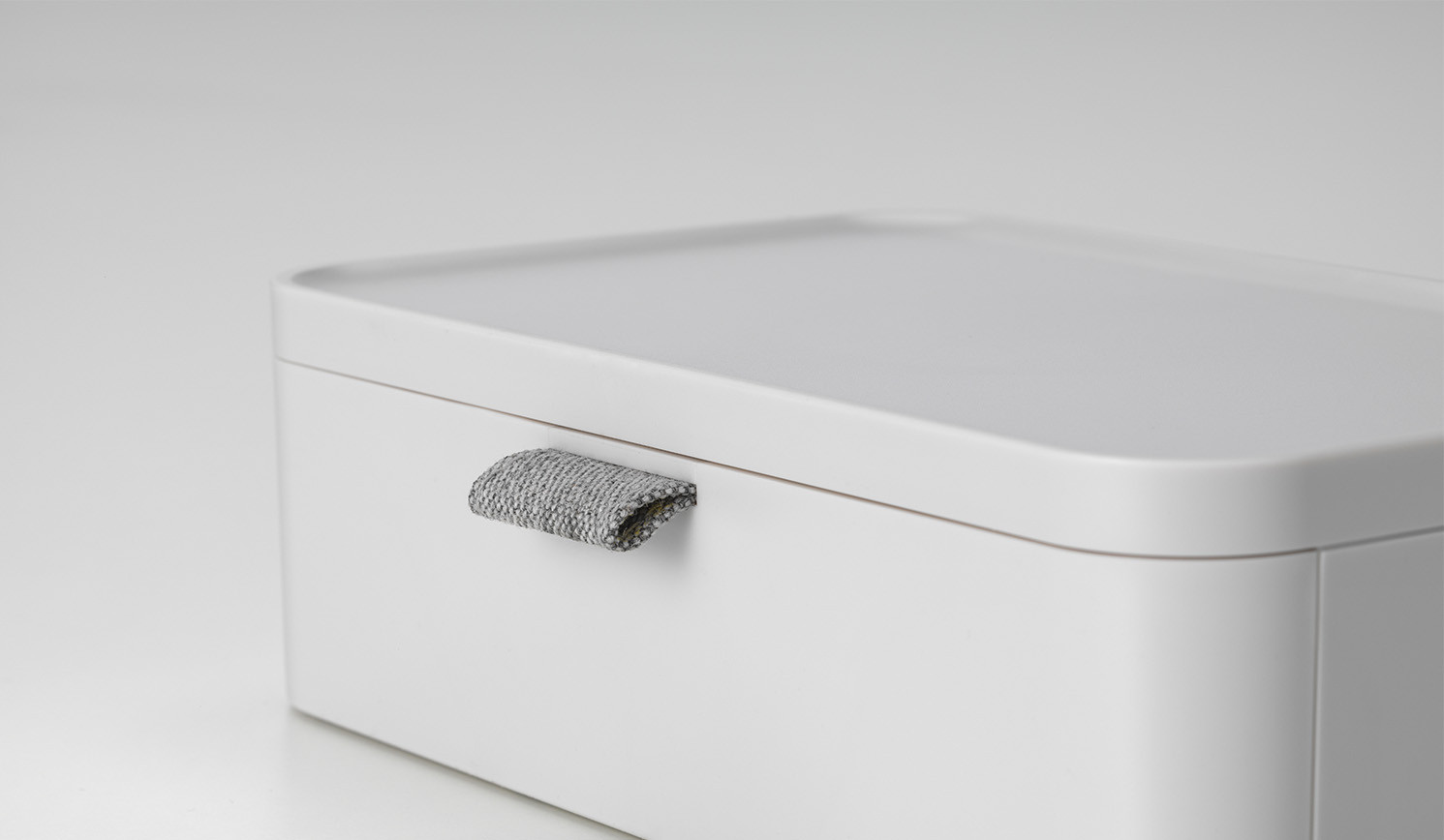 Vitra-Ampi-Stromanschlussbox-fur-die-Elektrifizierung-des-Arbeitsplatzes-in-soft-grey