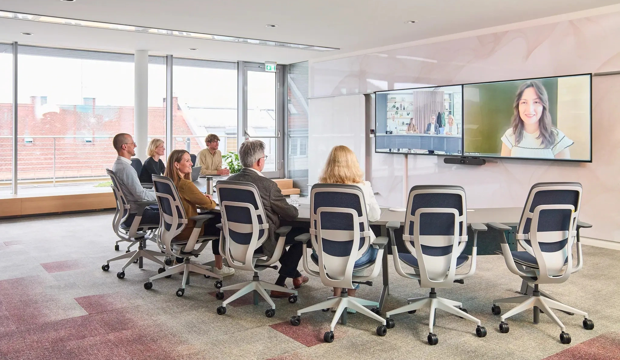 Steelcase-OcularTM-ARC10-Konferenztisch-mit-gewolbter-Form-und-integriertem-Kabelmanagement-fur-bis-zu-10-Personen