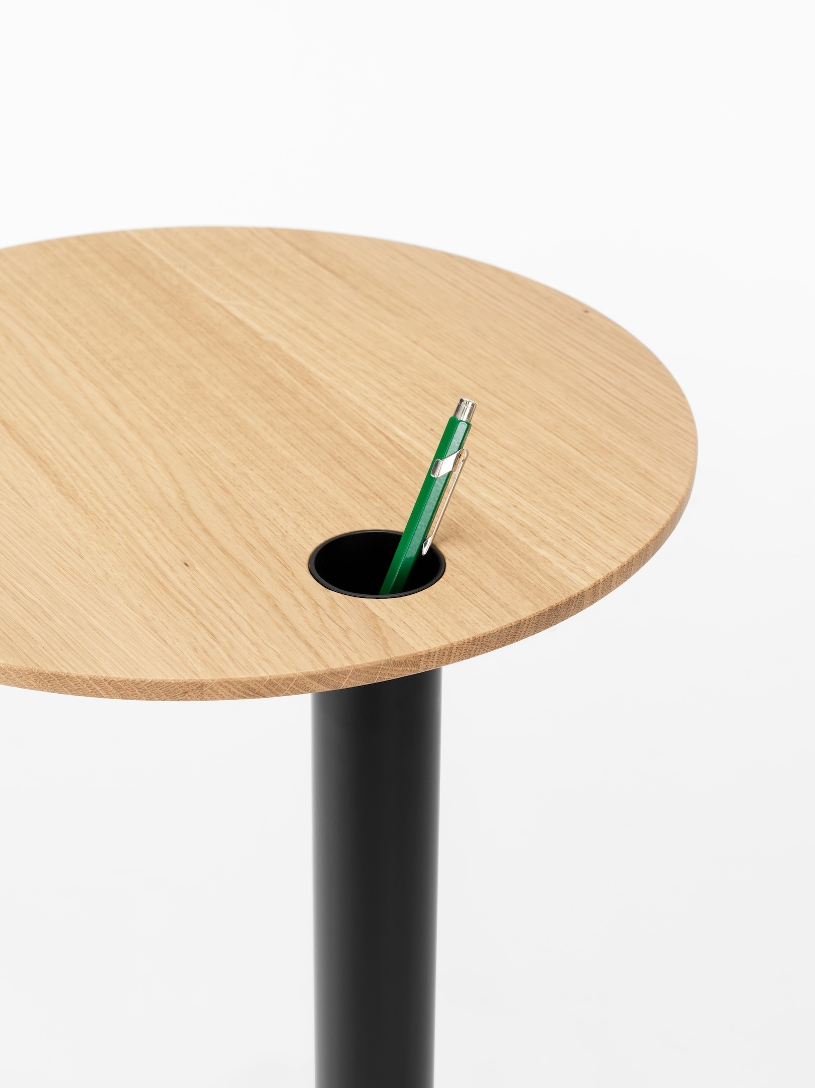 Girsberger-Tala-Beistelltisch-Schmale-Ablageflache-mit-praktischer-Stifthalterung-fur-Loungemobel