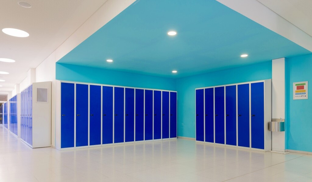 rotstahl-Kleiderspind-mit-Gummipuffern-fur-Buros-oder-Schulungszentren