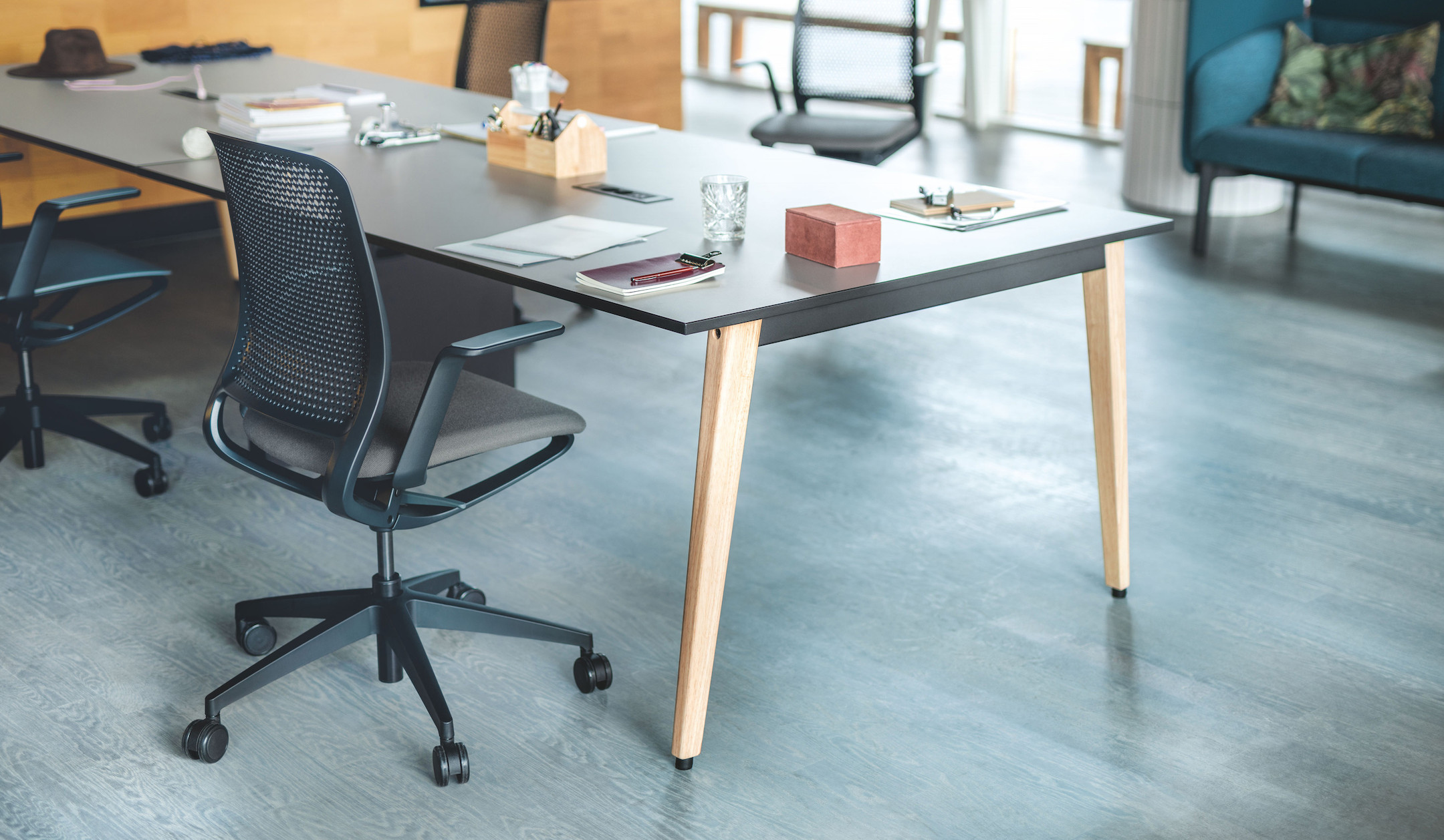 Sedus-get-together-wood-Einzel-und-Teamarbeitstisch-mit-Massivholzfussen-und-Kabelwanne-fur-das-Buro