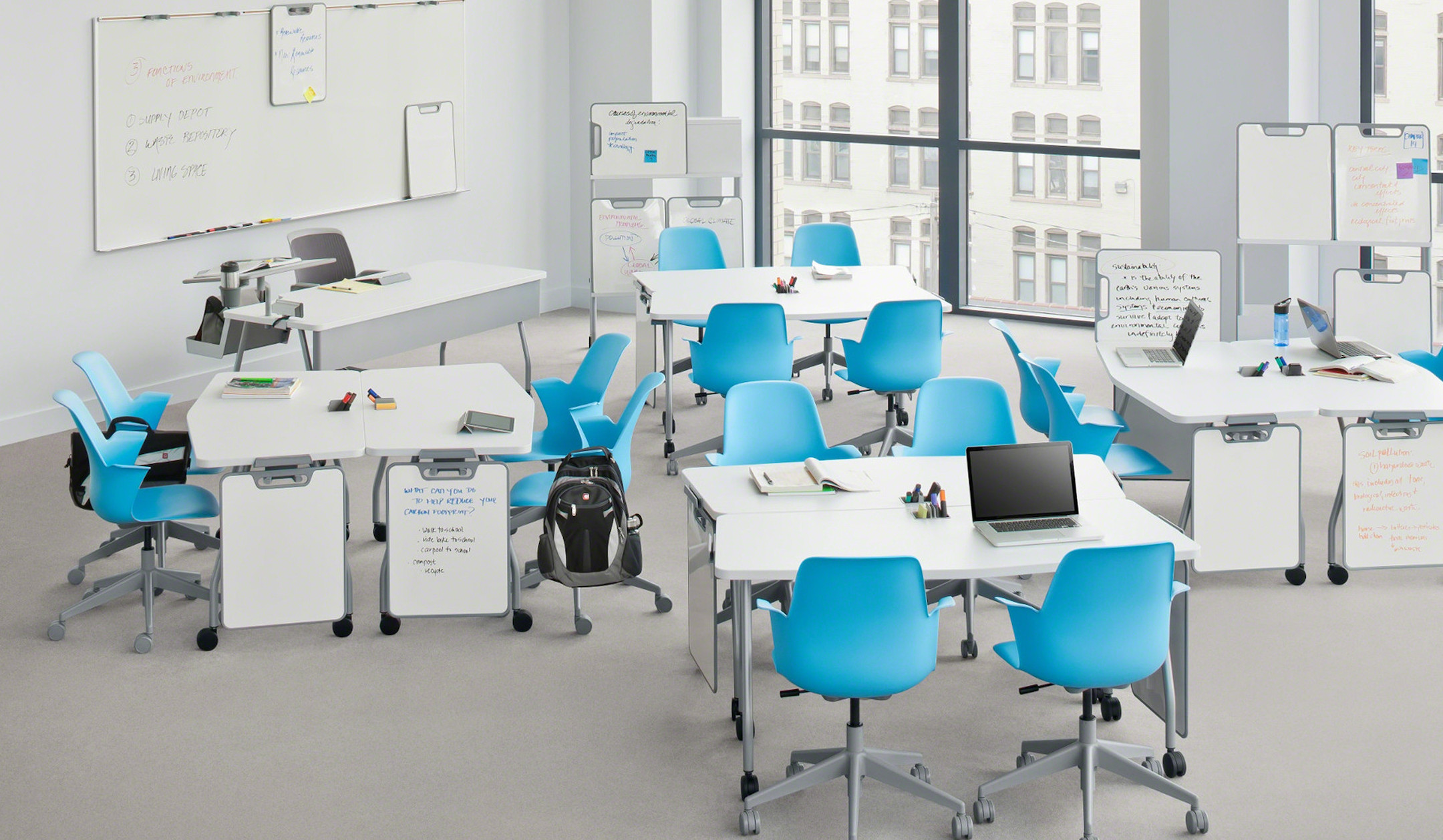 Steelcase-Verb-mobiler-Studenten-Tisch-in-Chevron-Form-fur-aktives-Lernen-und-Gruppenarbeit