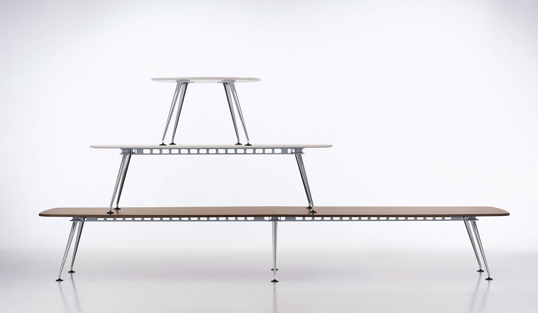 Vitra-MedaMorph-Konferenztisch-in-Bootsform-mit-intelligenter-Elektrifizierung-fur-effiziente-Meetings