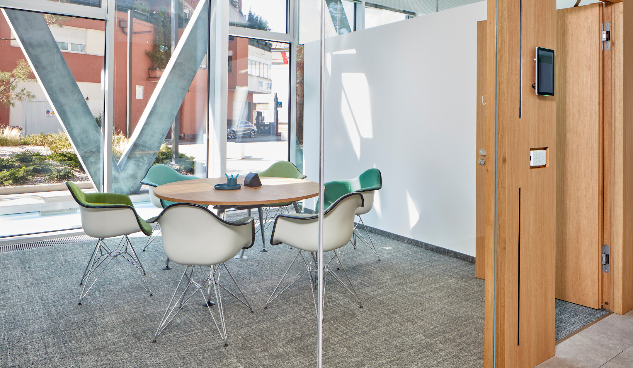 Vitra-MedaMorph-Konferenztisch-rund-mit-Beinfreiheit-fur-agile-Meetings