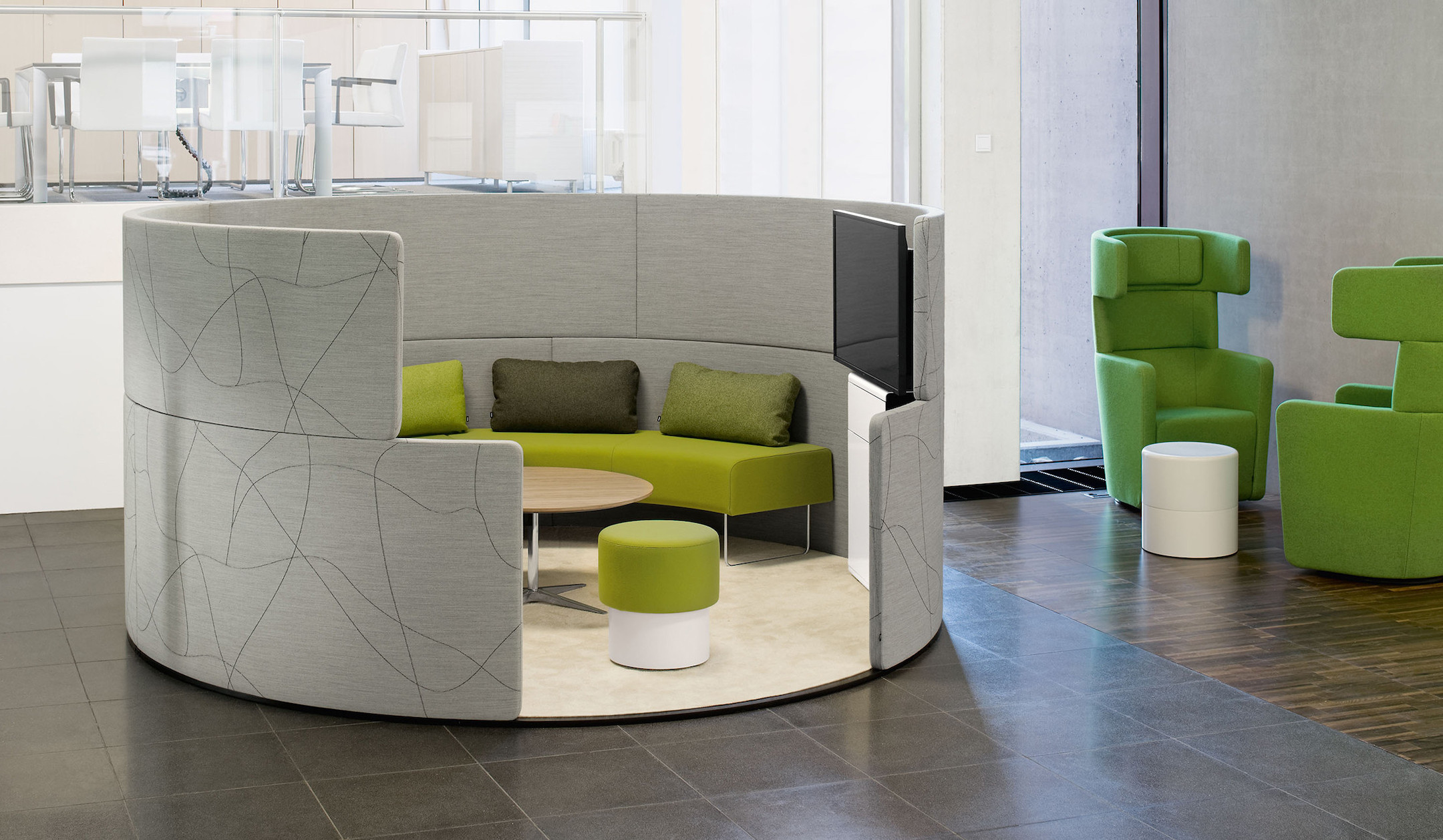 Bene-PARCS-Pop-Up-Stool-mit-einer-Vielfalt-an-Stoffbezugen-fur-den-flexiblen-Einsatz-im-Open-Office