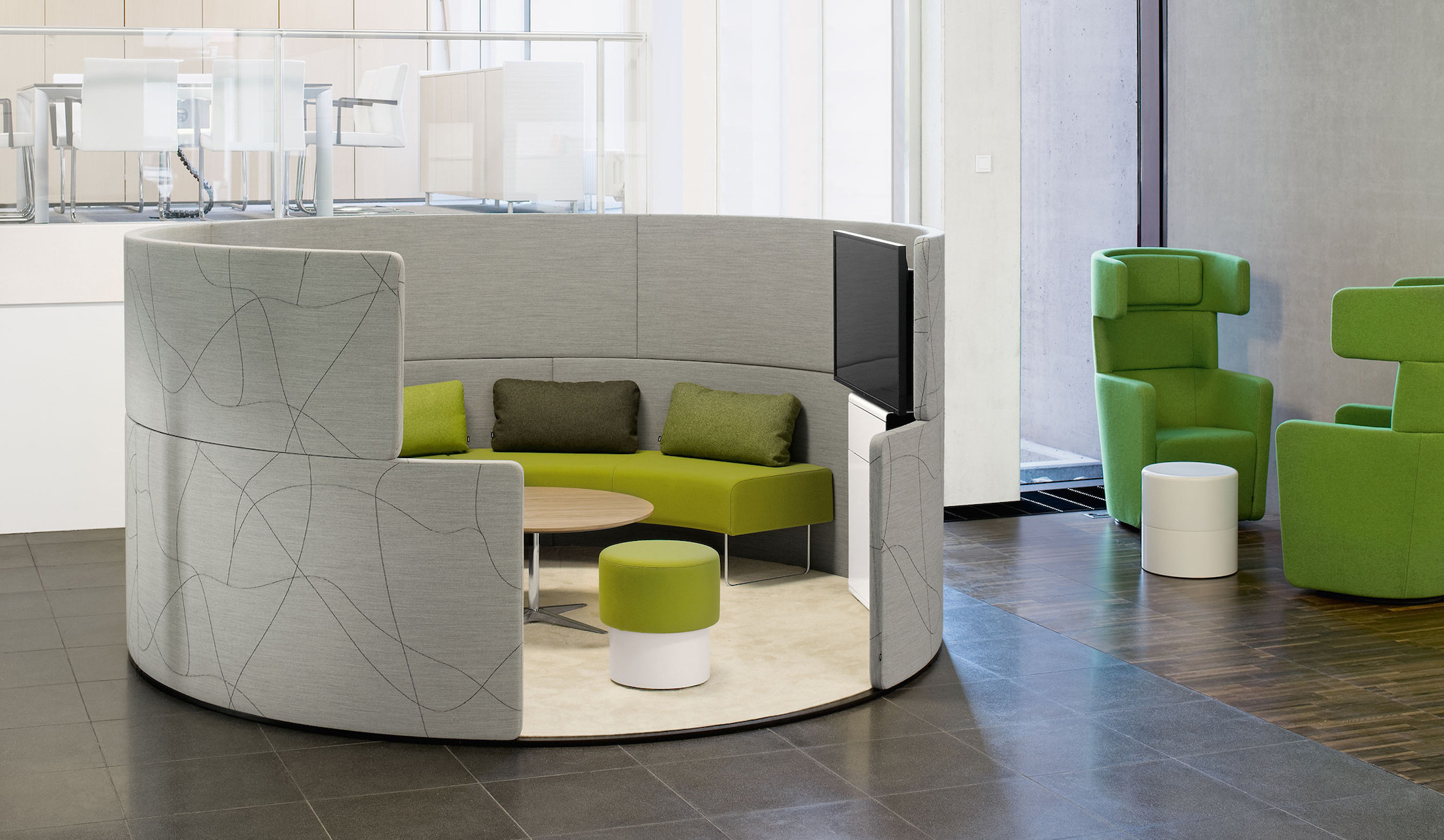 Bene-PARCS-Toguna-Circle-Raum-im-Raum-Element-mit-halbhohen-Wanden-fur-entspannte-Gesprachsraume