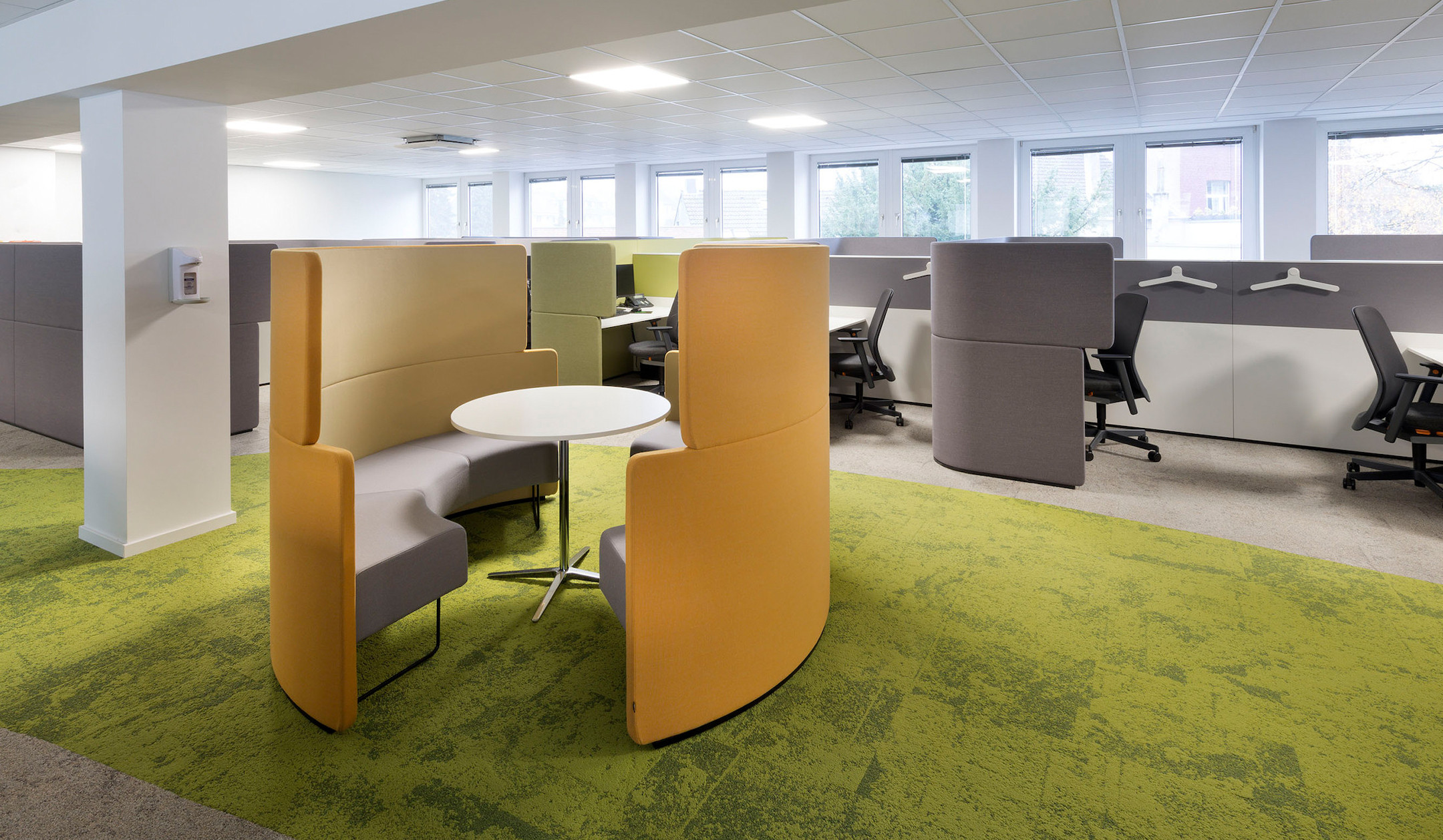 Bene-PARCS-Toguna-Circle-Small-Sofa-mit-raumstrukturierender-Soft-Wall