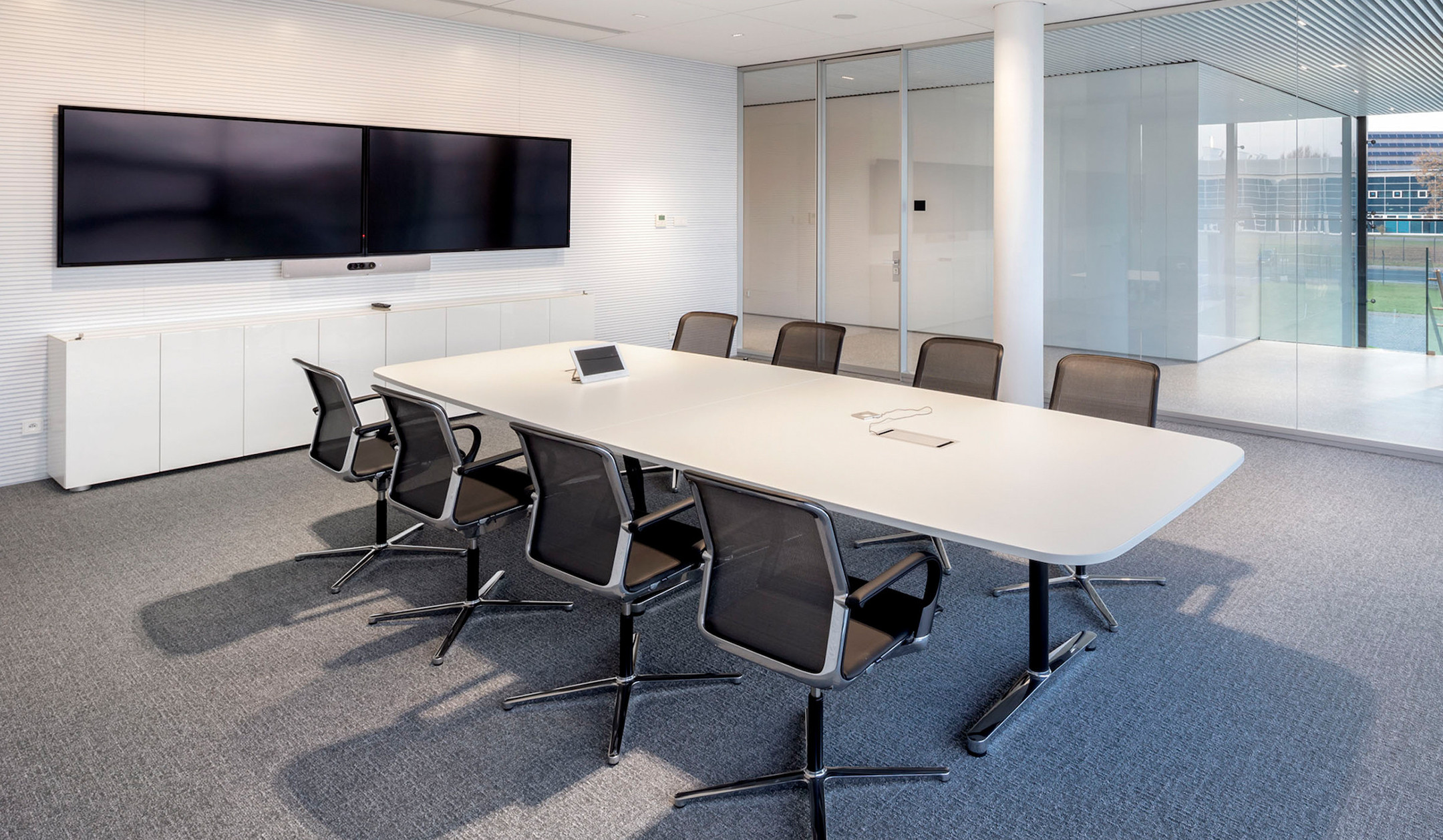 Bene-FILO-Table-ovaler-Besprechungstisch-mit-zweiteiliger-Tischplatte-fur-kollaborative-Workshops