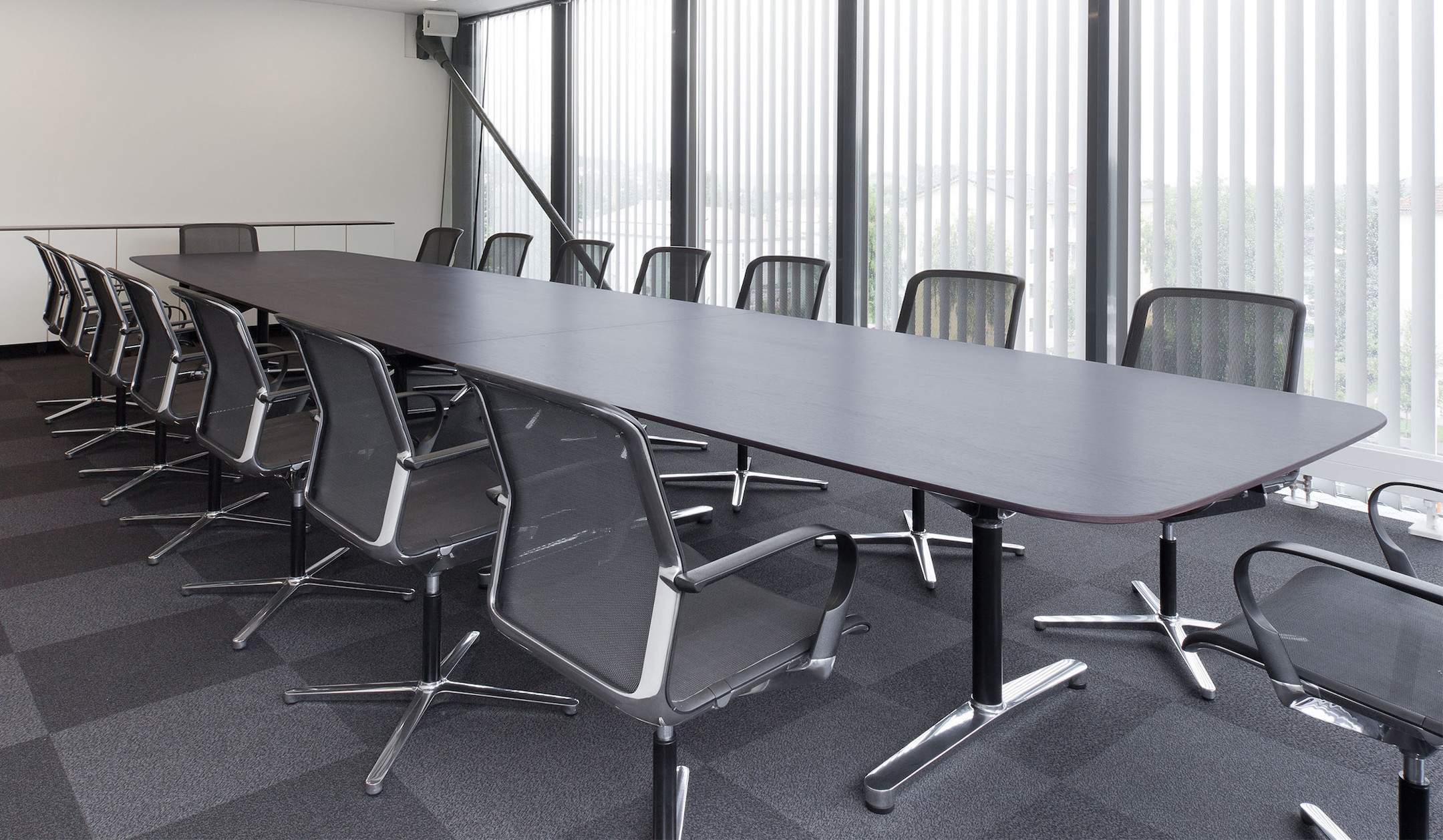 Bene-FILO-Table-ovaler-Besprechungstisch-mit-dreiteiliger-Tischplatte-fur-reprasentative-Entscheidungsgremien