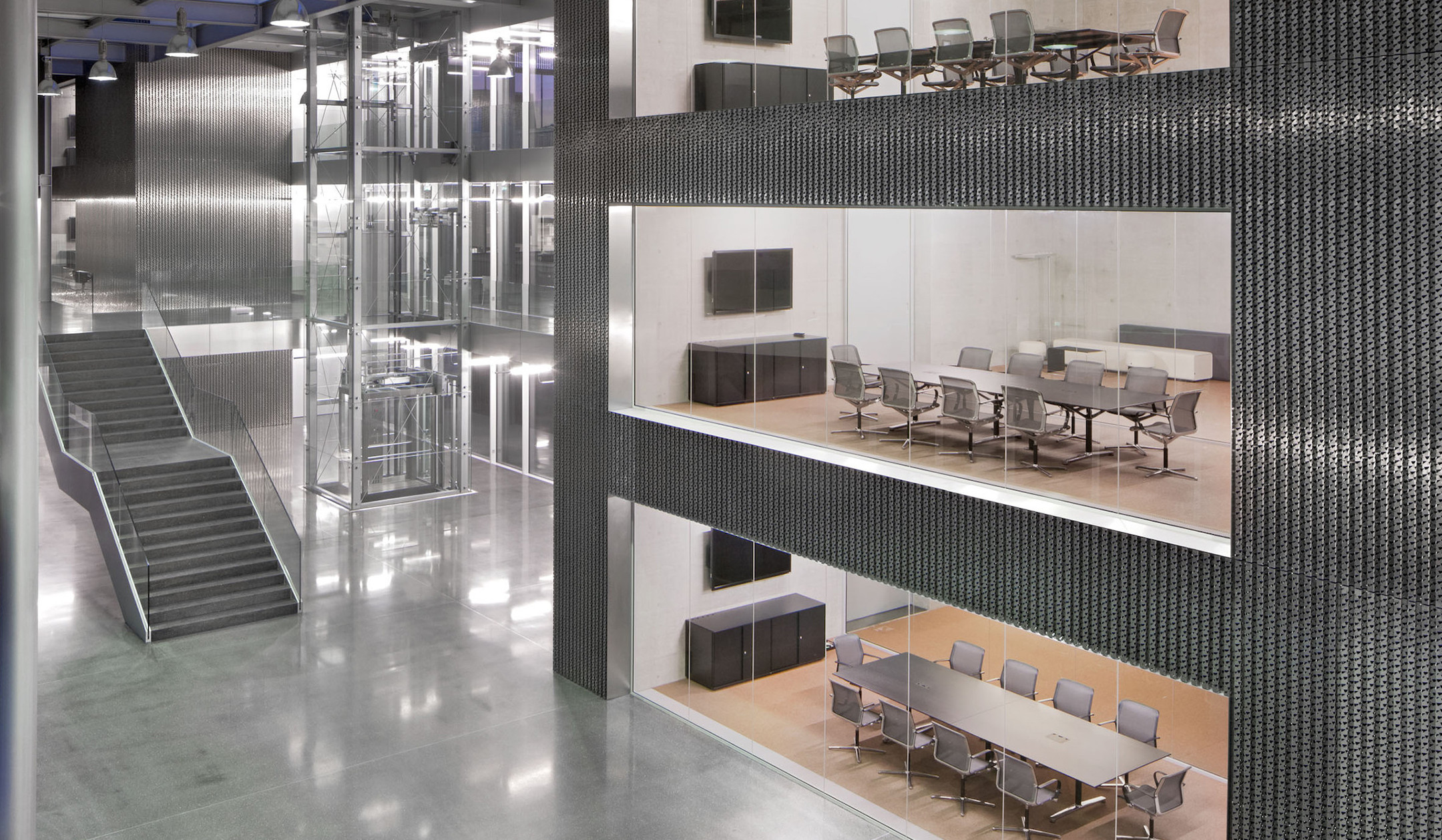 Bene-FILO-Table-rechteckiger-Besprechungstisch-mit-zweiteiliger-Tischplatte-fur-mittlere-Projektgruppen