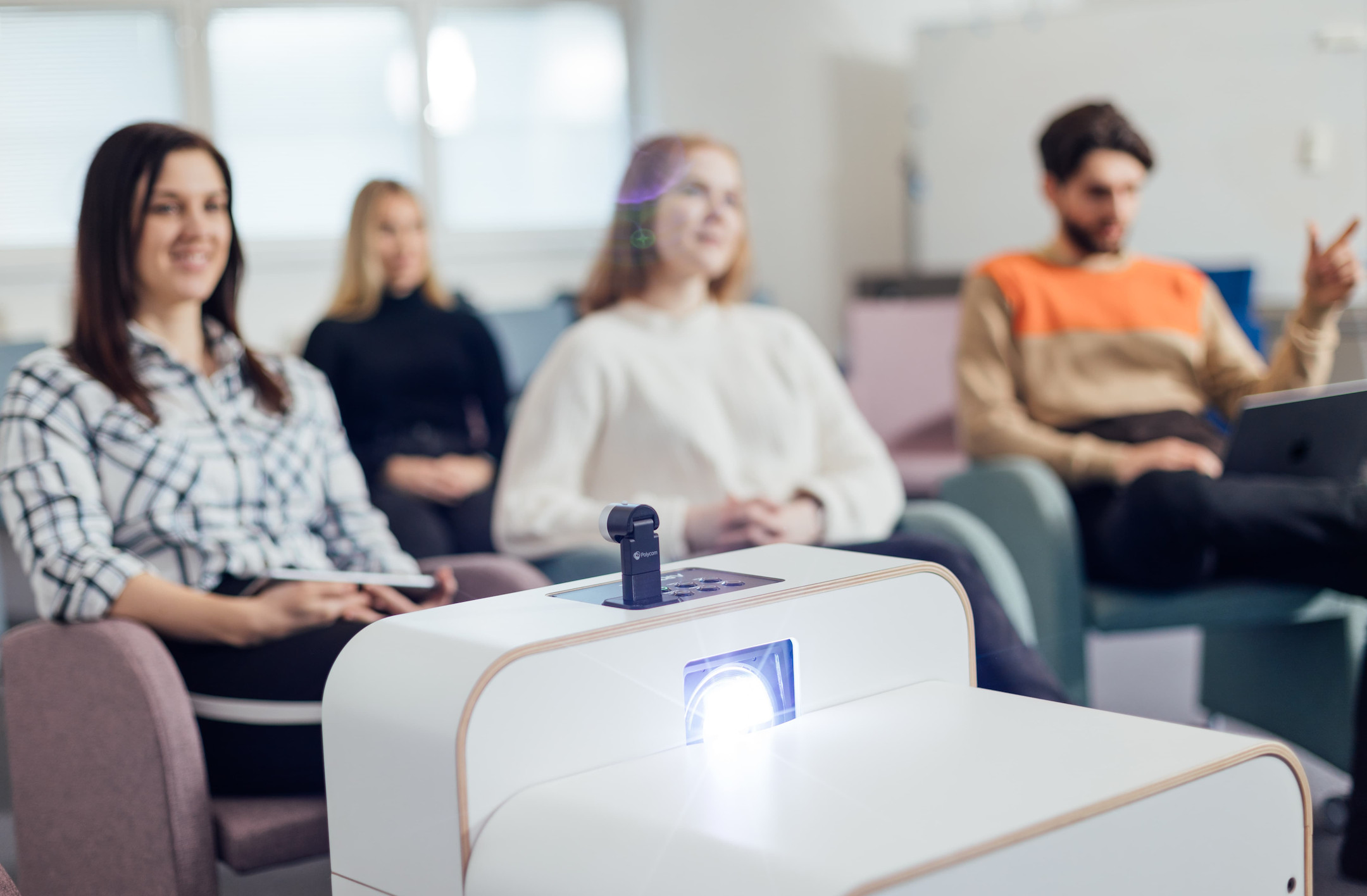 Artome-M10-alles-in-een-videoconferentiesysteem-zwart-gebeitst-essenhout-met-zwarte-stof
