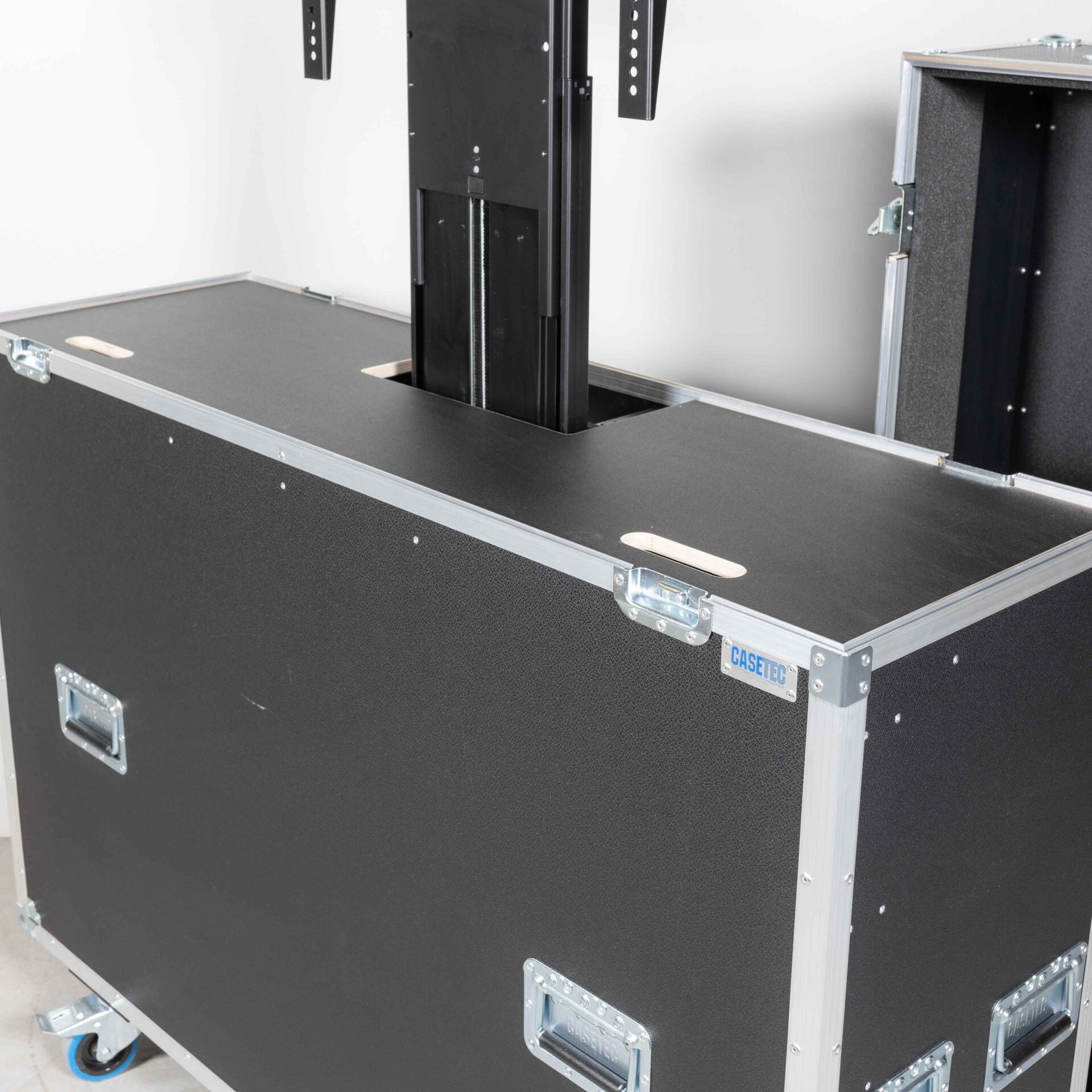 Casetec-flightcase-met-elektrische-lift-incl-displayhouder-voor-een-46-55-display-draagvermogen-60-kg