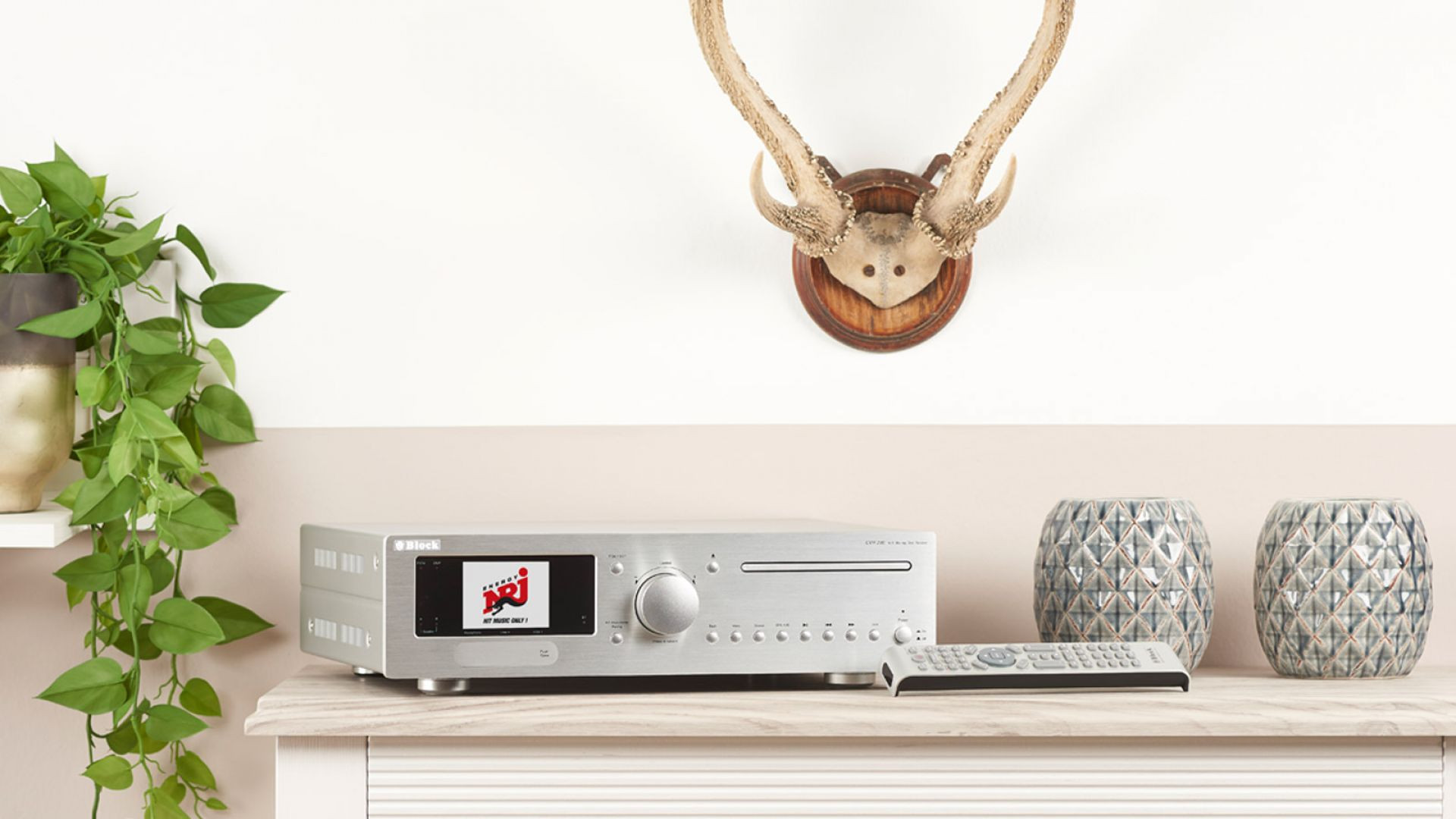 Block-CVR-200-Blu-ray-internetstereoreceiver-met-2x-100-W-muziekvermogen-voor-streaming-en-videoweergave-in-diamantzilver