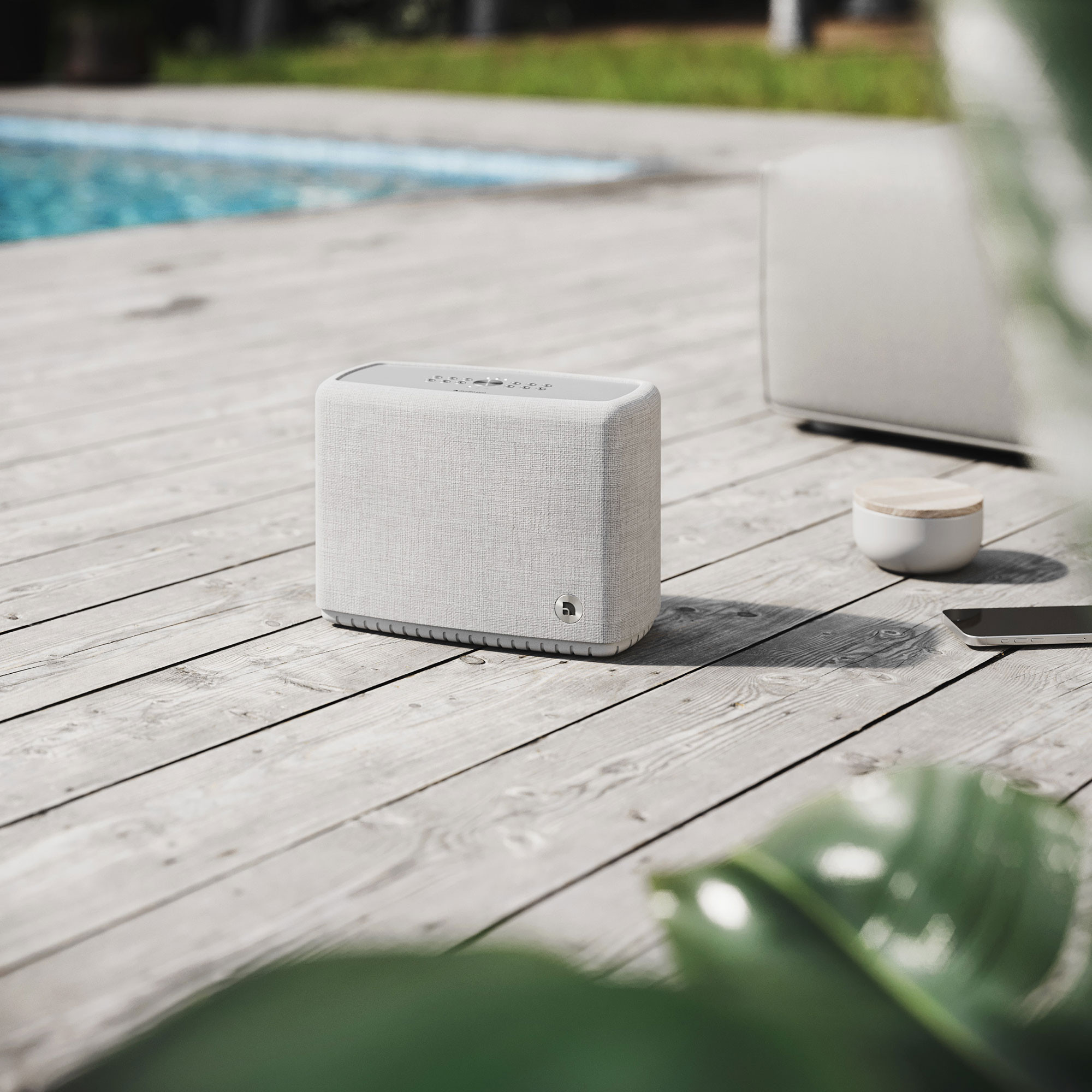 Audio-Pro-A15-W-portabler-spritzwasserfester-Multiroom-Lautsprecher-in-Hellgrau
