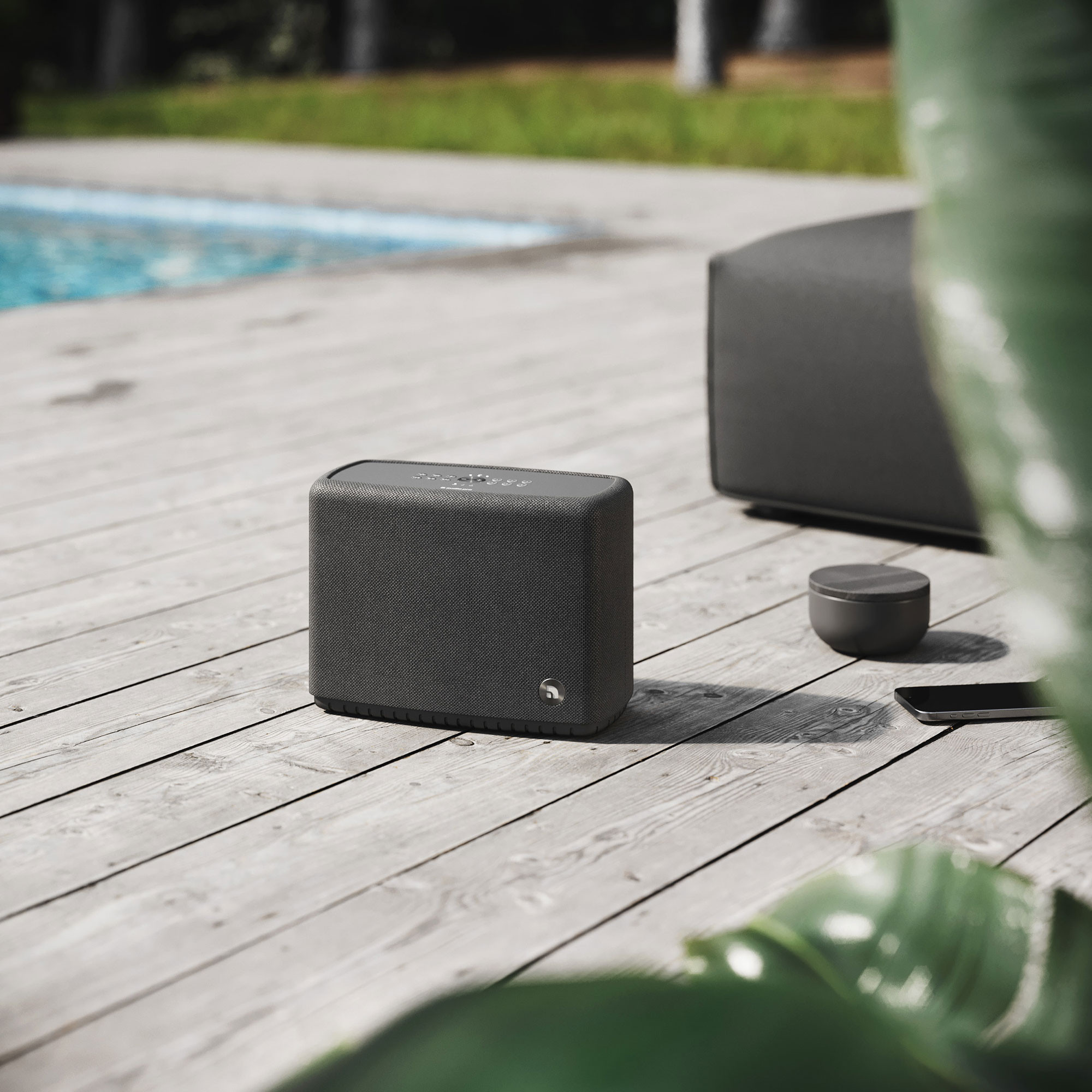 Audio-Pro-A15-W-portabler-spritzwasserfester-Multiroom-Lautsprecher-in-Schwarz