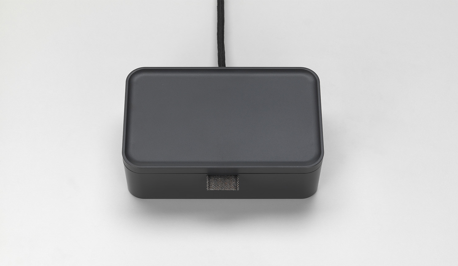 Vitra-Ampi-Stromanschlussbox-fur-die-Elektrifizierung-des-Arbeitsplatzes-in-basic-dark